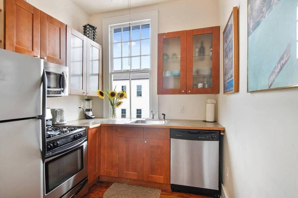 Apartment with Balcony - Photo 4