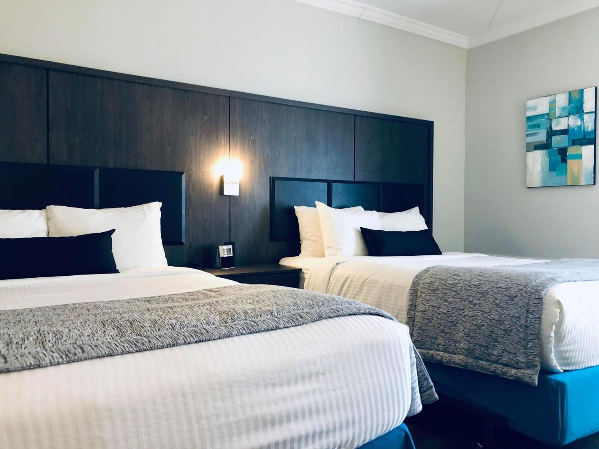Queen Room with Two Queen Beds - Shower Only/Non-Smoking thumbnail 5