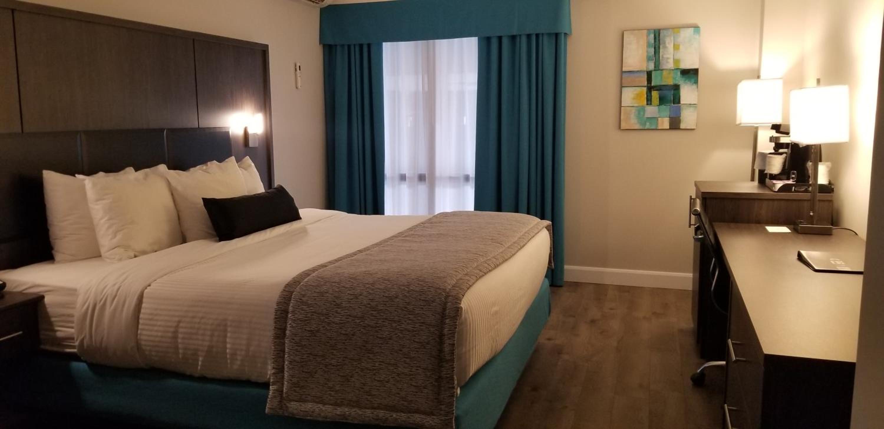 Queen Room with Shower Only - Non-Smoking