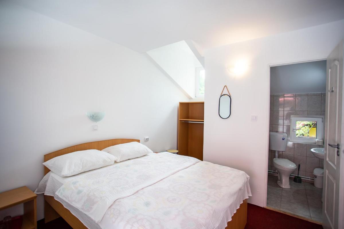 Double Room - Photo 5