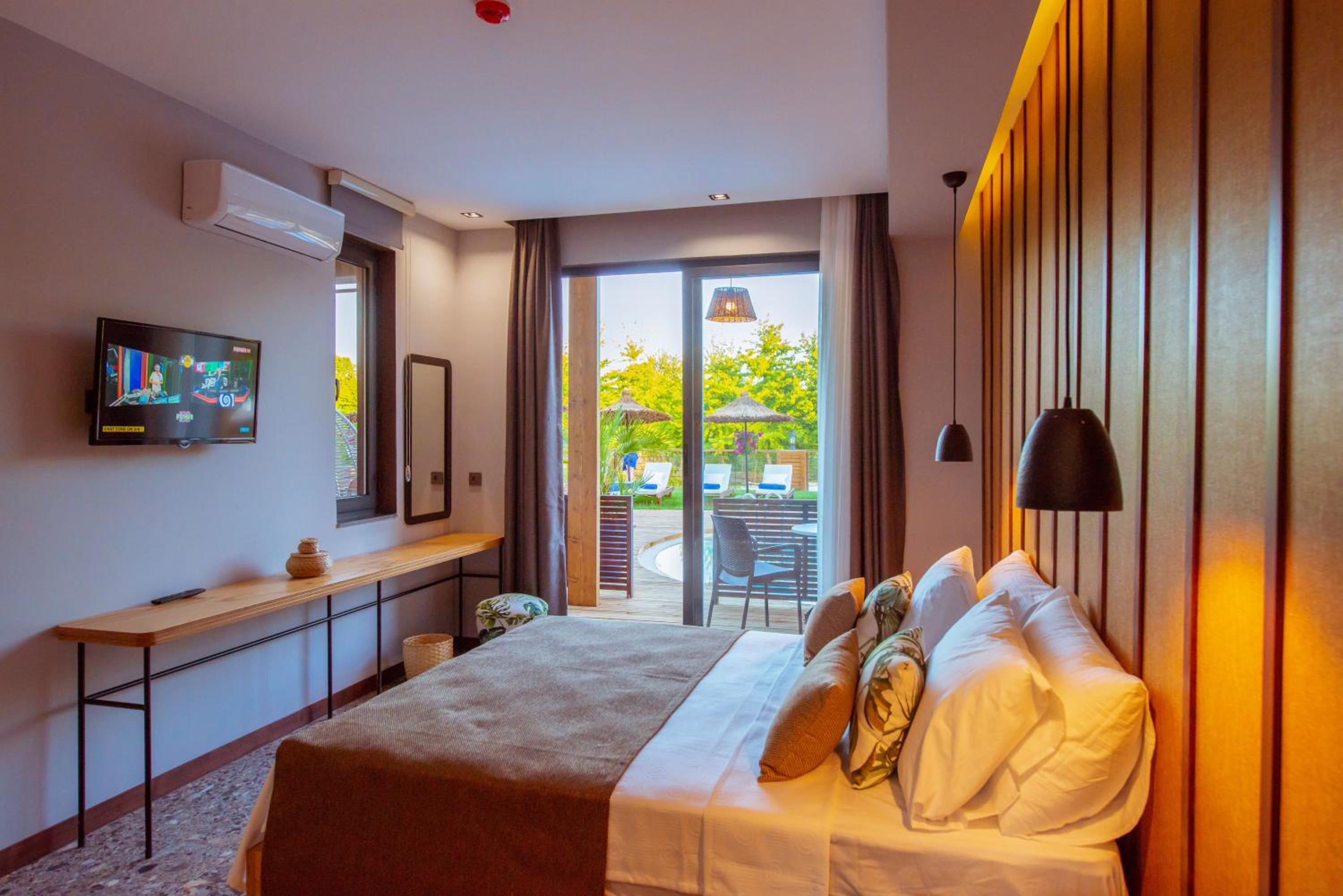 Chambre Lune de Miel avec Baignoire Spa - Accès Direct à la Piscine