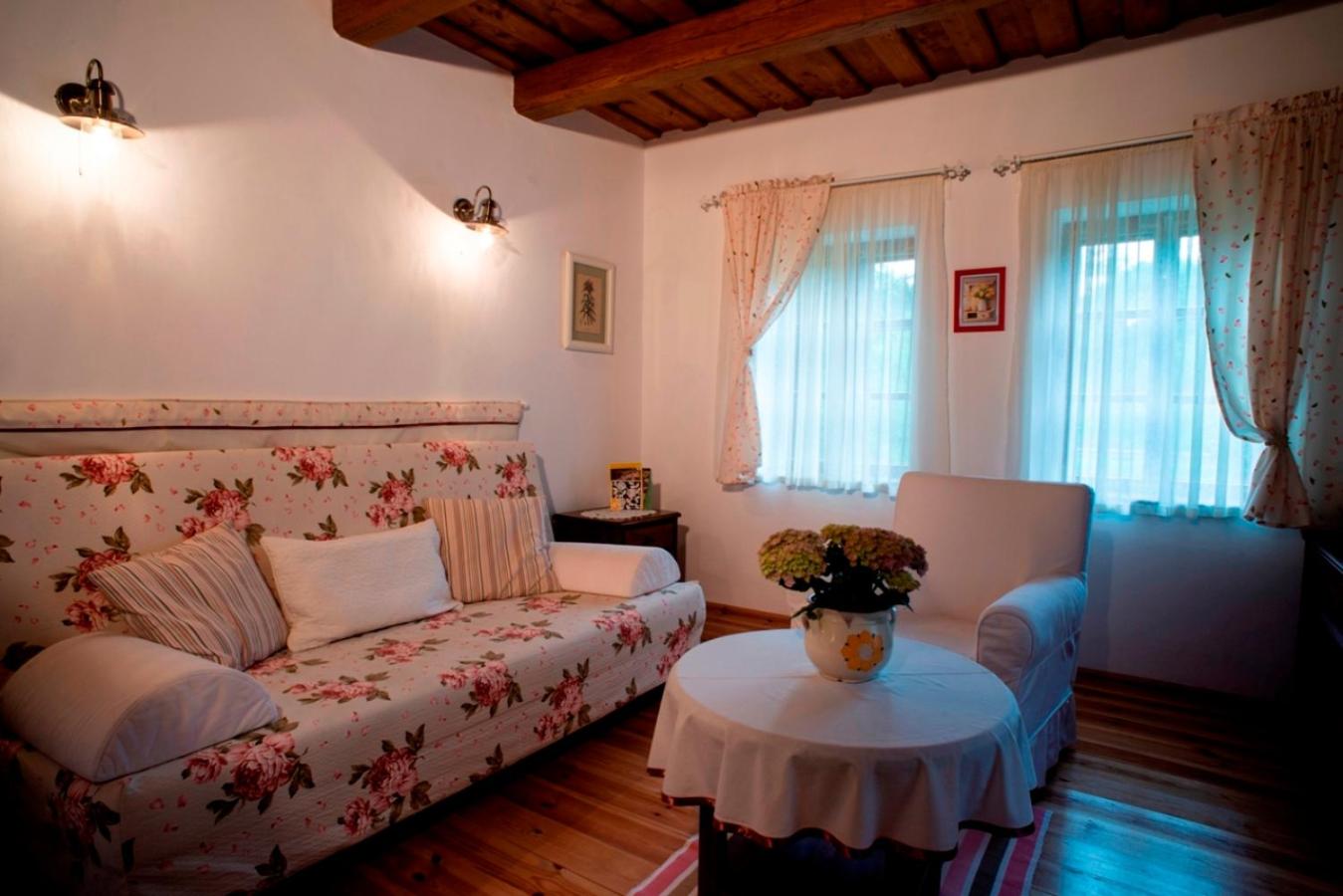 One-Bedroom House photo 1