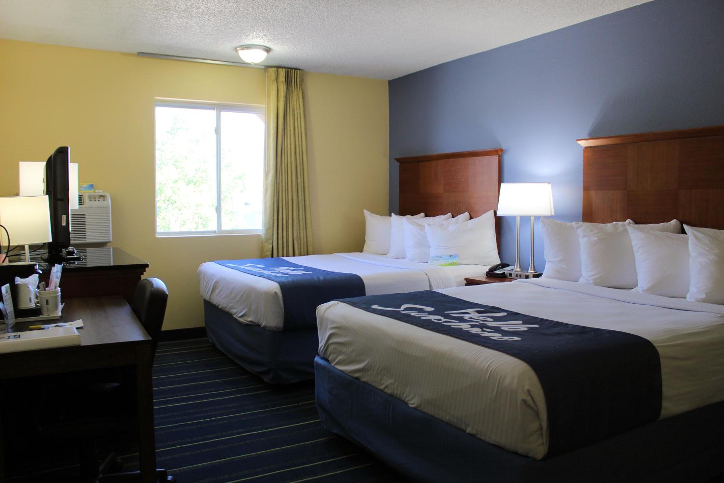 Queen Room with Two Queen Beds - Non-Smoking - Photo 7