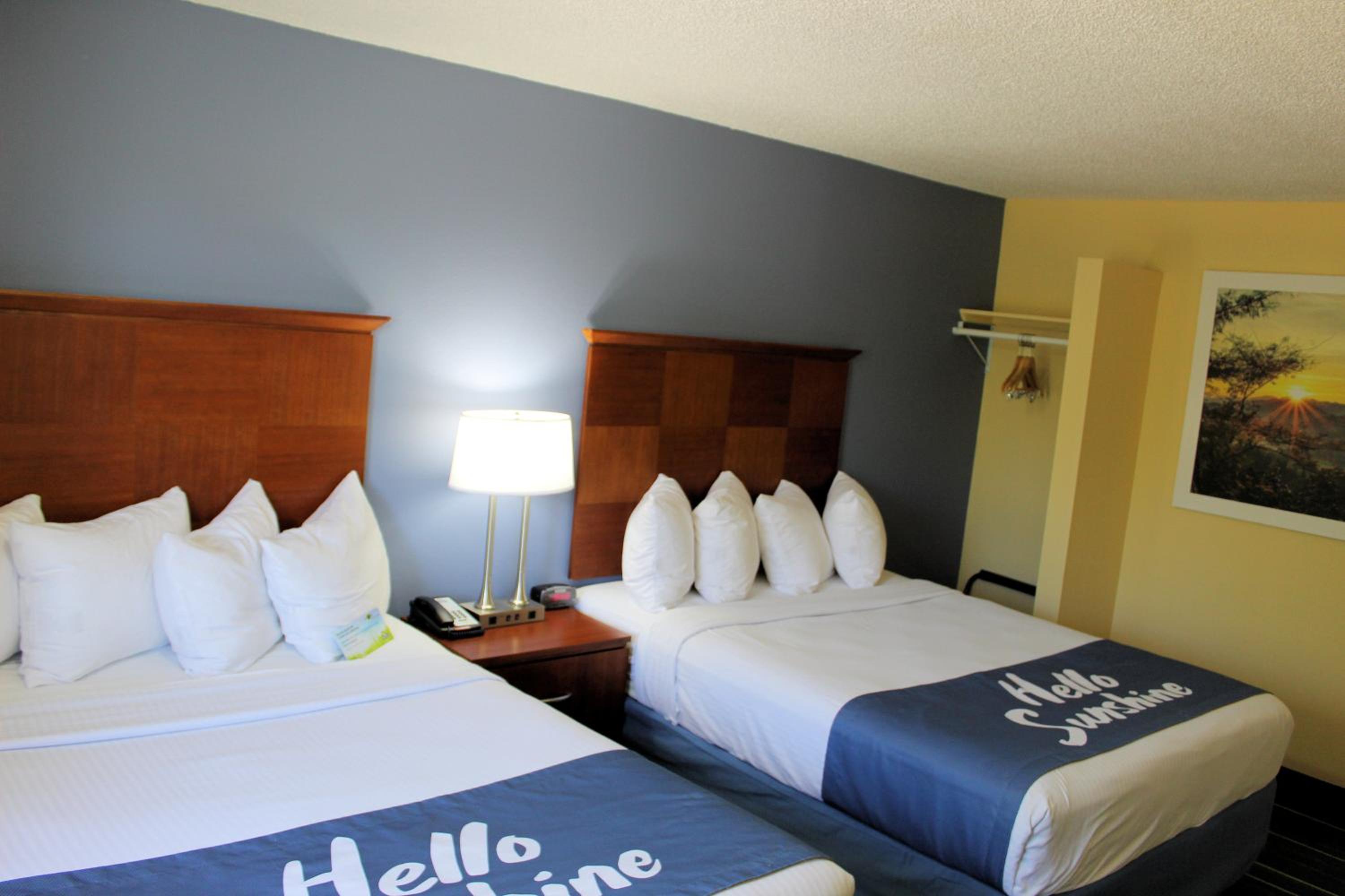 Queen Room with Two Queen Beds - Non-Smoking - Photo 6