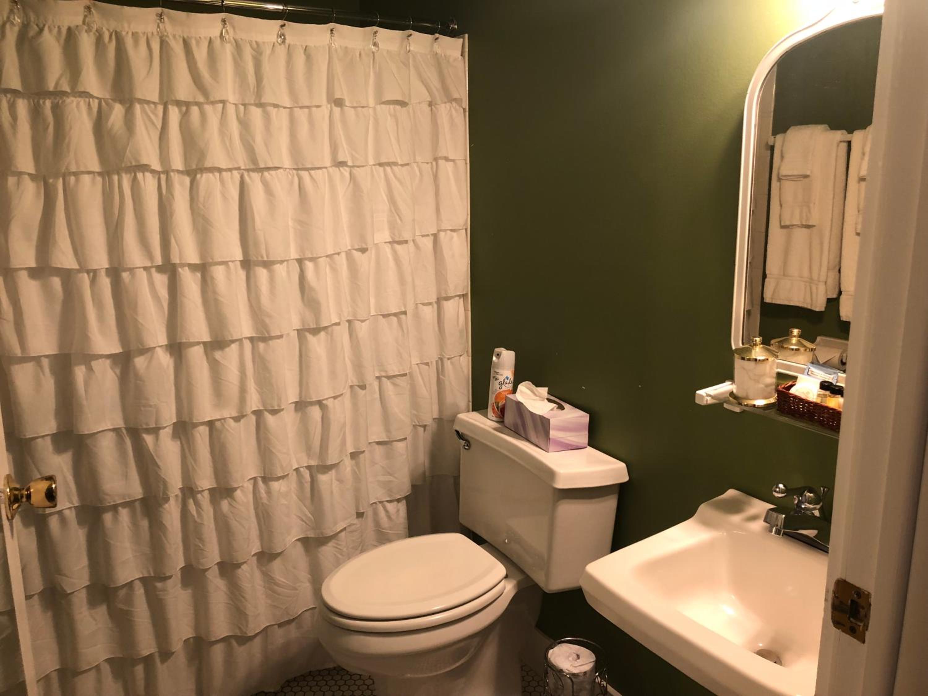 Queen Room - Spring photo 3