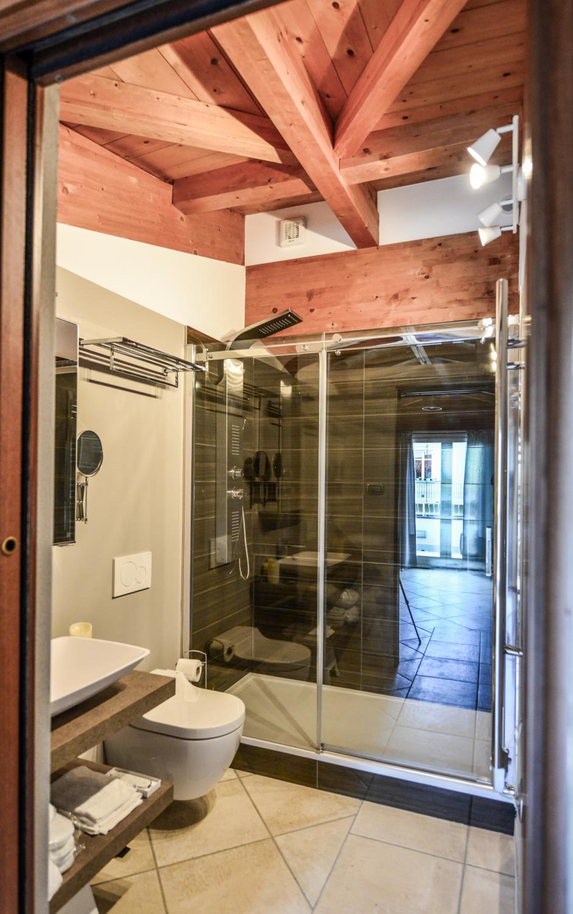 One-Bedroom Suite - Photo 4
