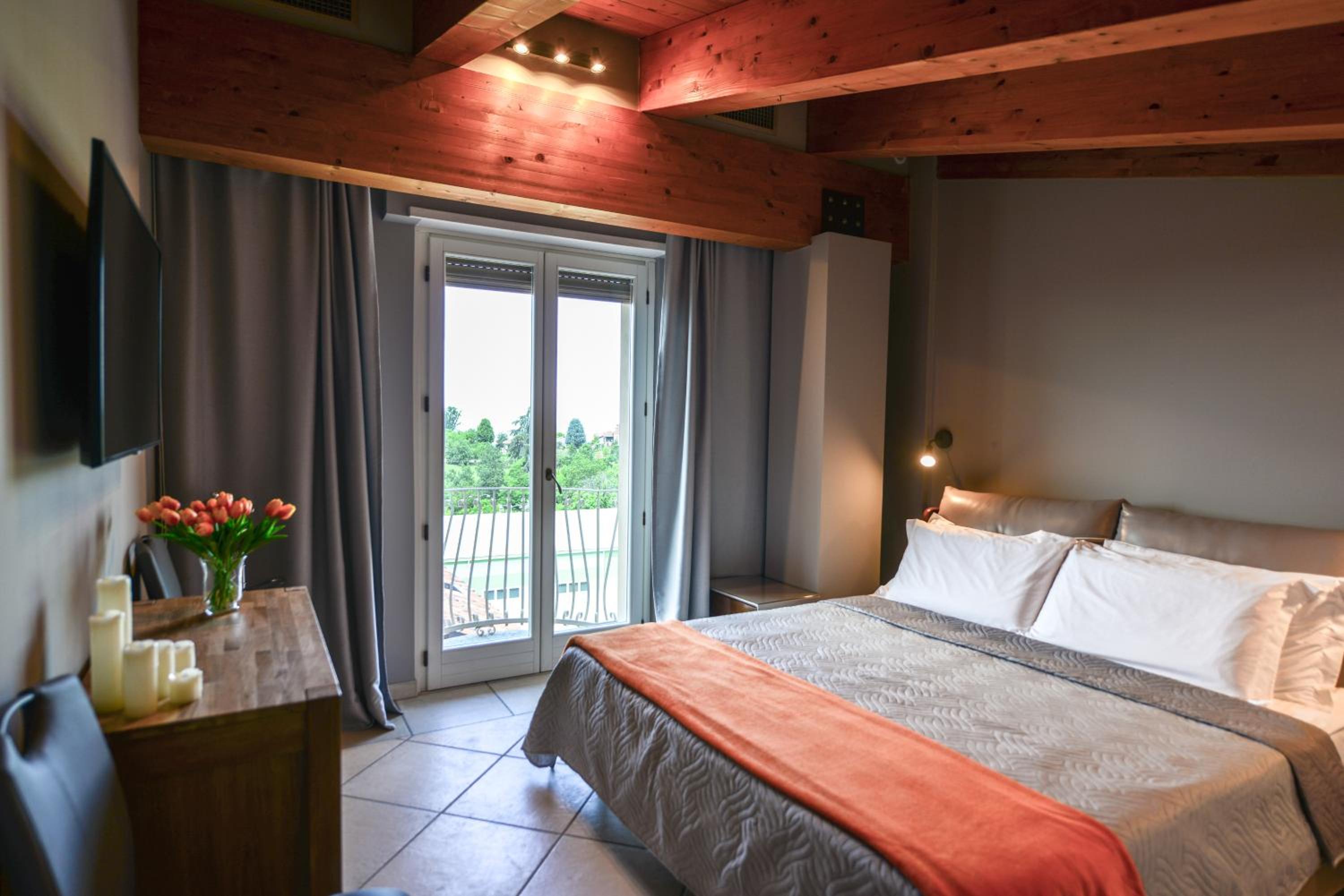 One-Bedroom Suite - Photo 2