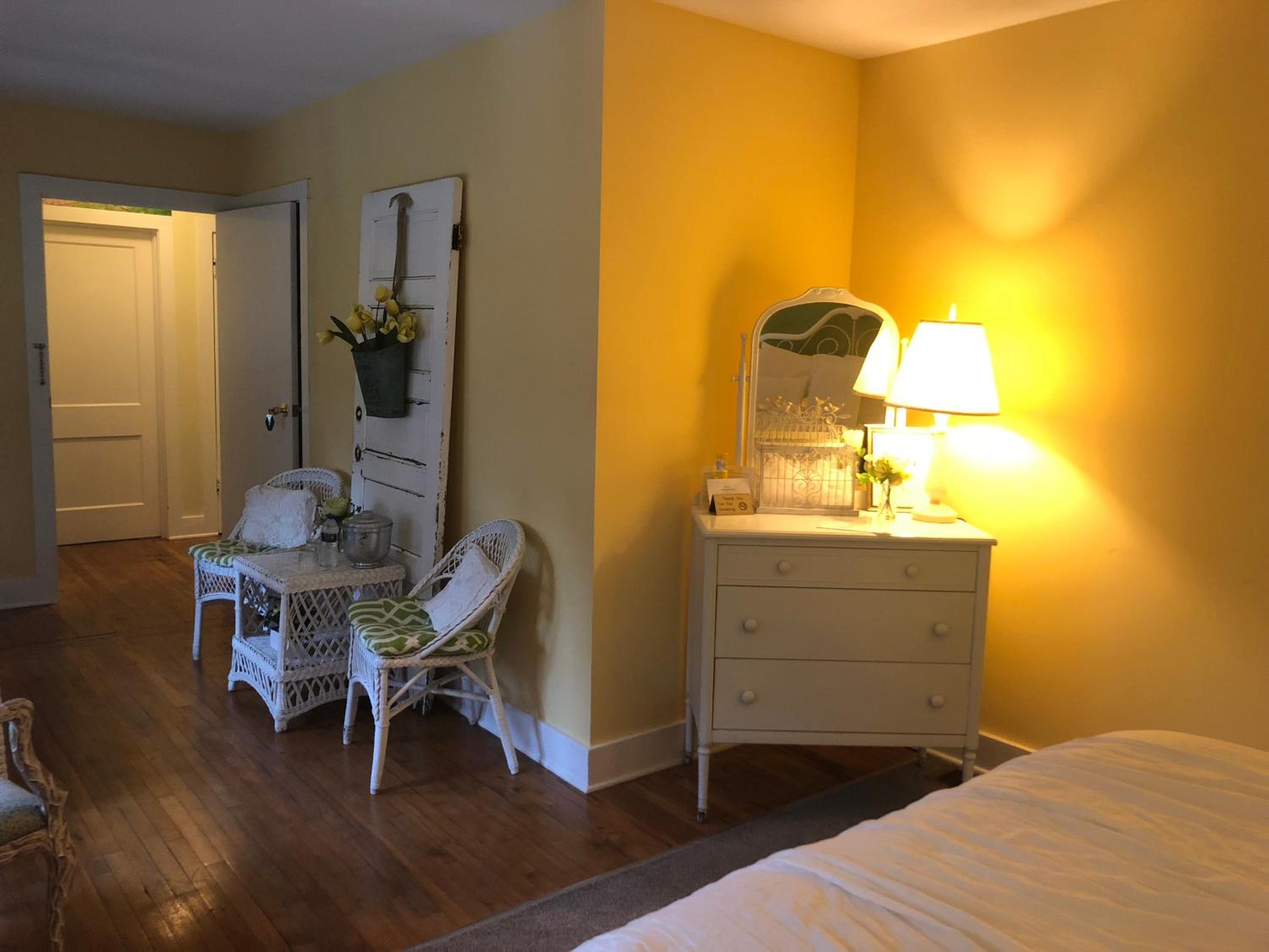 Queen Room - Spring photo 2