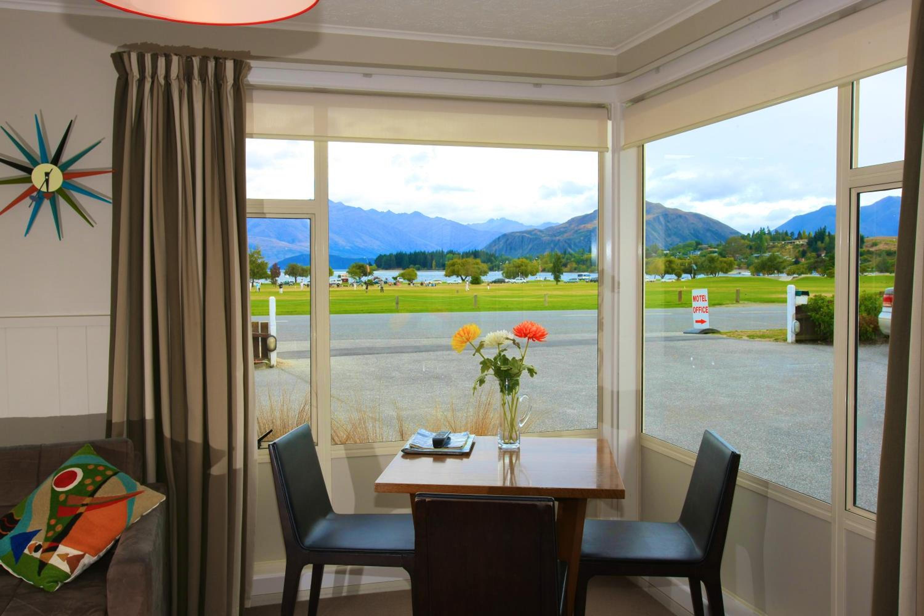 One-Bedroom Apartment with Lake View photo 3