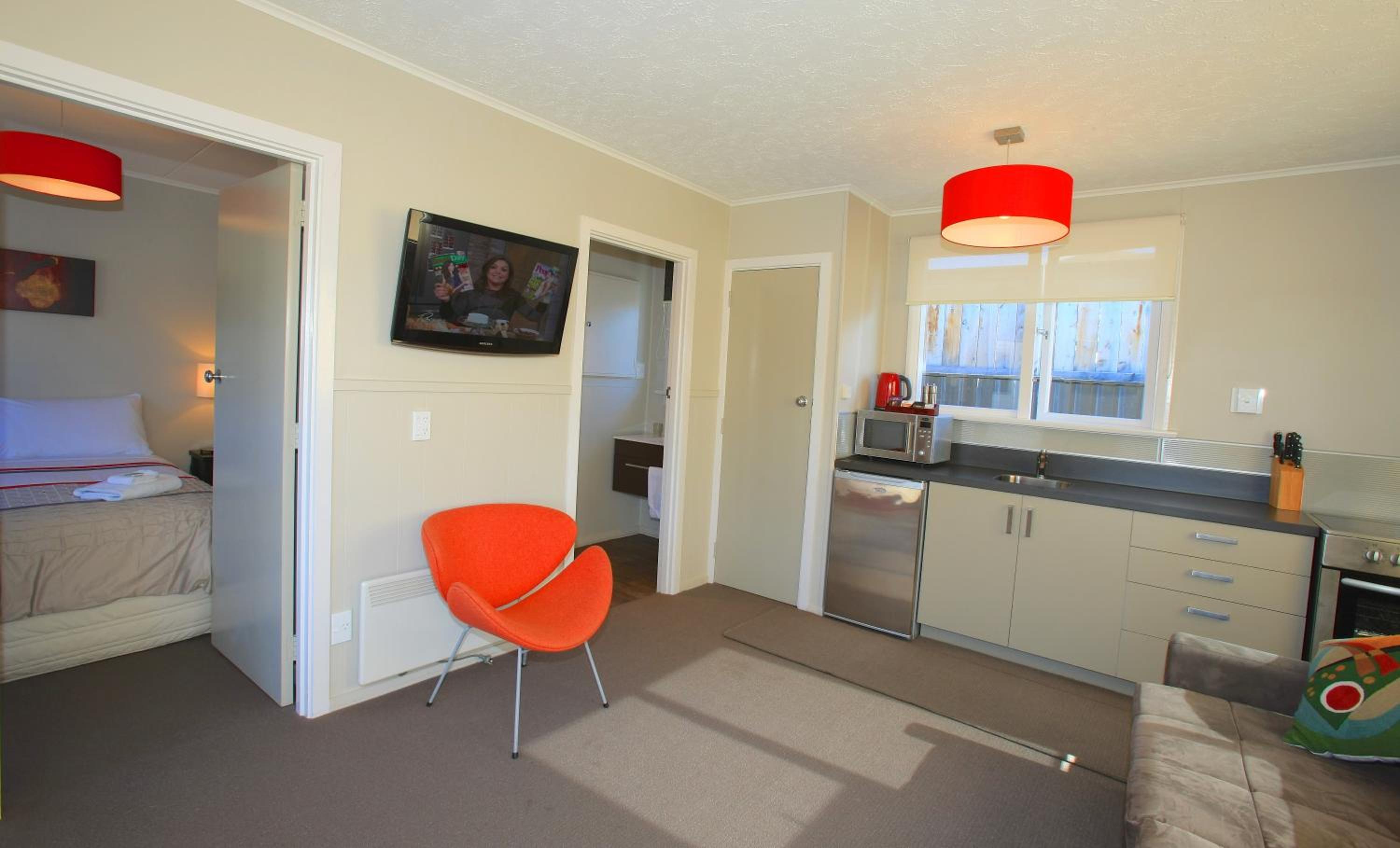 One-Bedroom Apartment with Lake View photo 2
