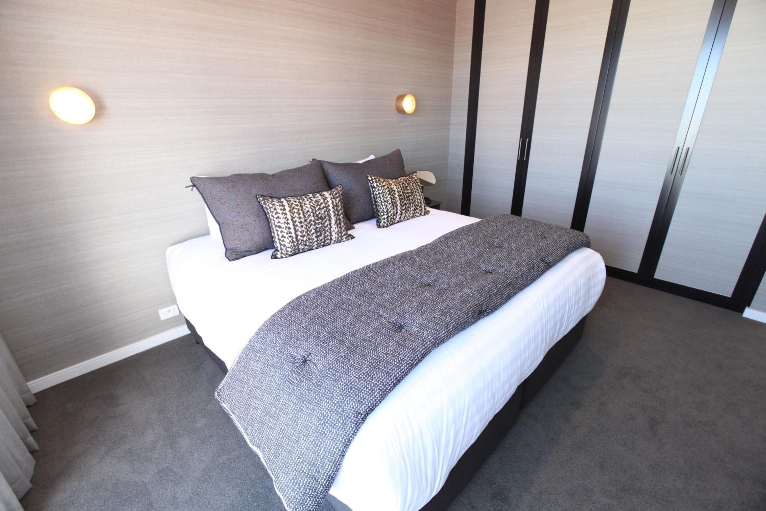 Three-Bedroom Penthouse Apartment - Photo 2