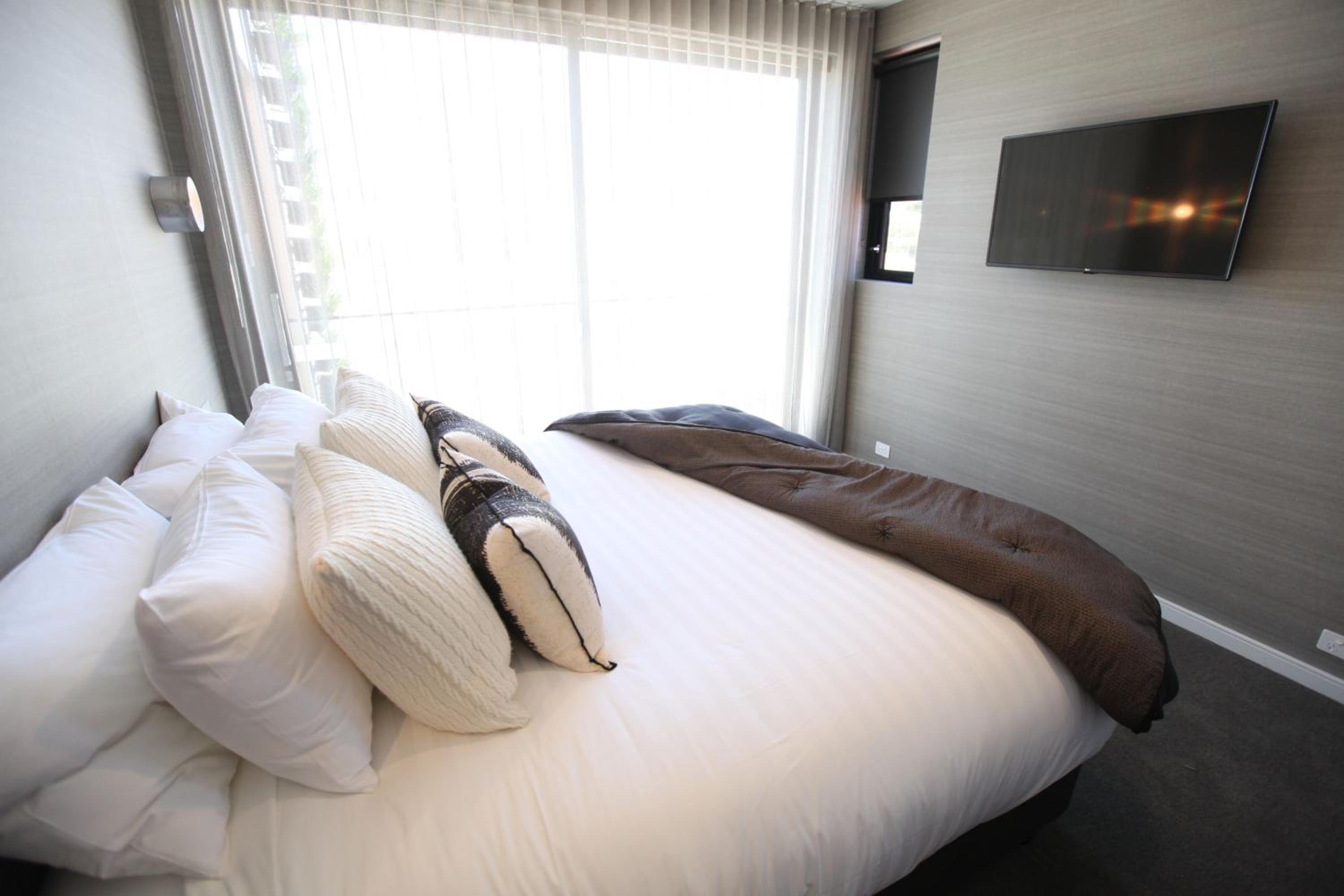 Three-Bedroom Penthouse Apartment - Photo 4