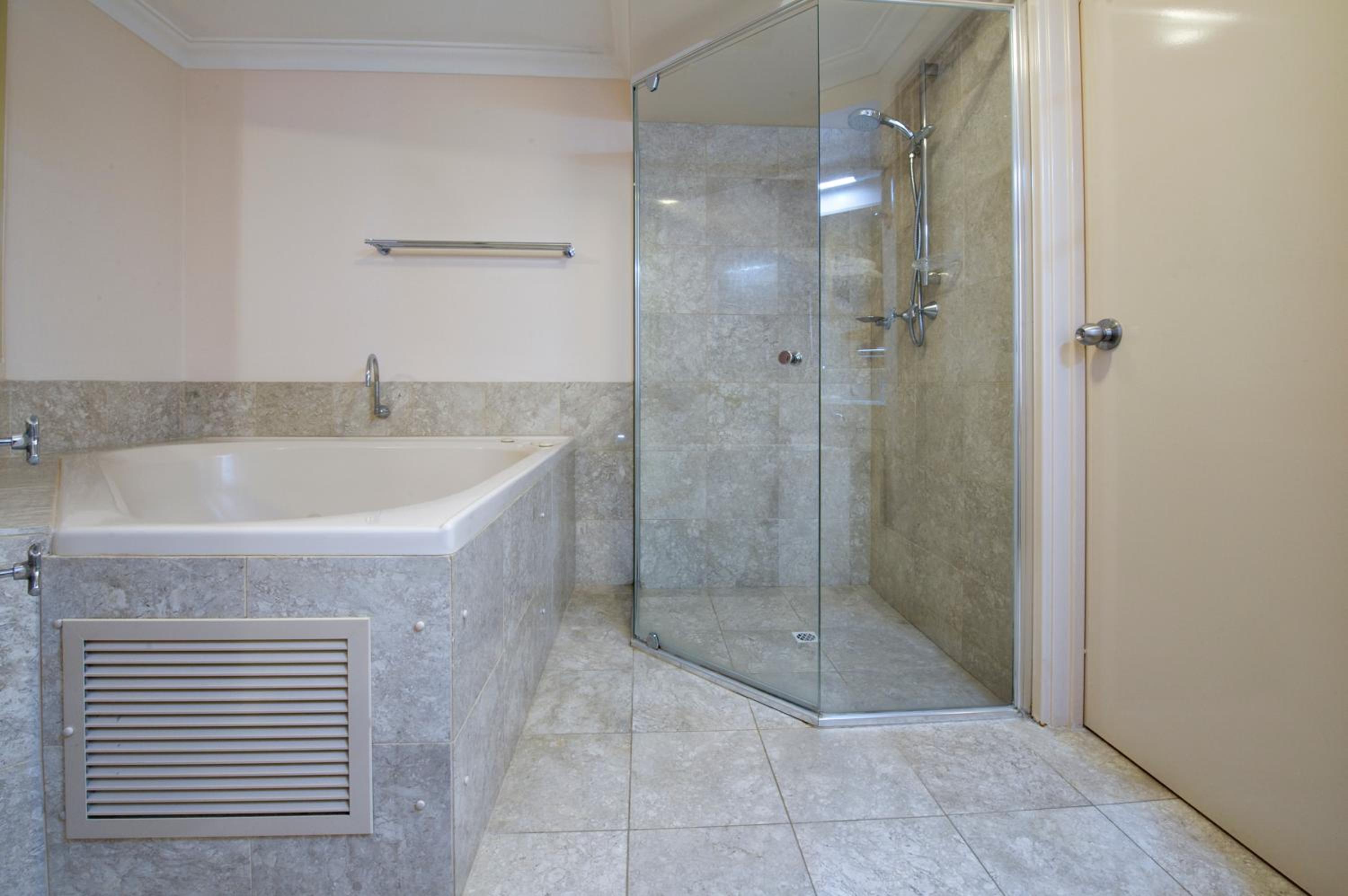 Three-Bedroom Apartment - Photo 4