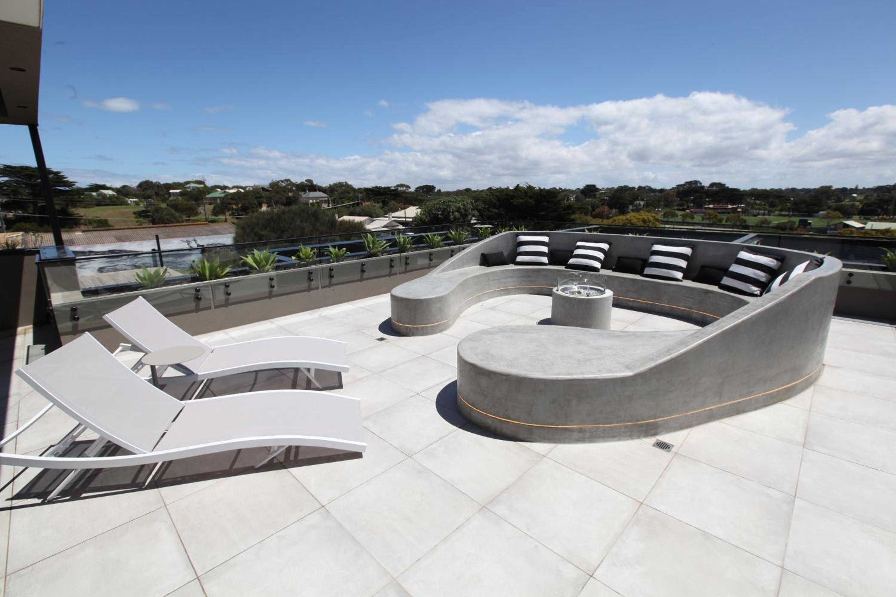 Three-Bedroom Penthouse Apartment - Photo 6