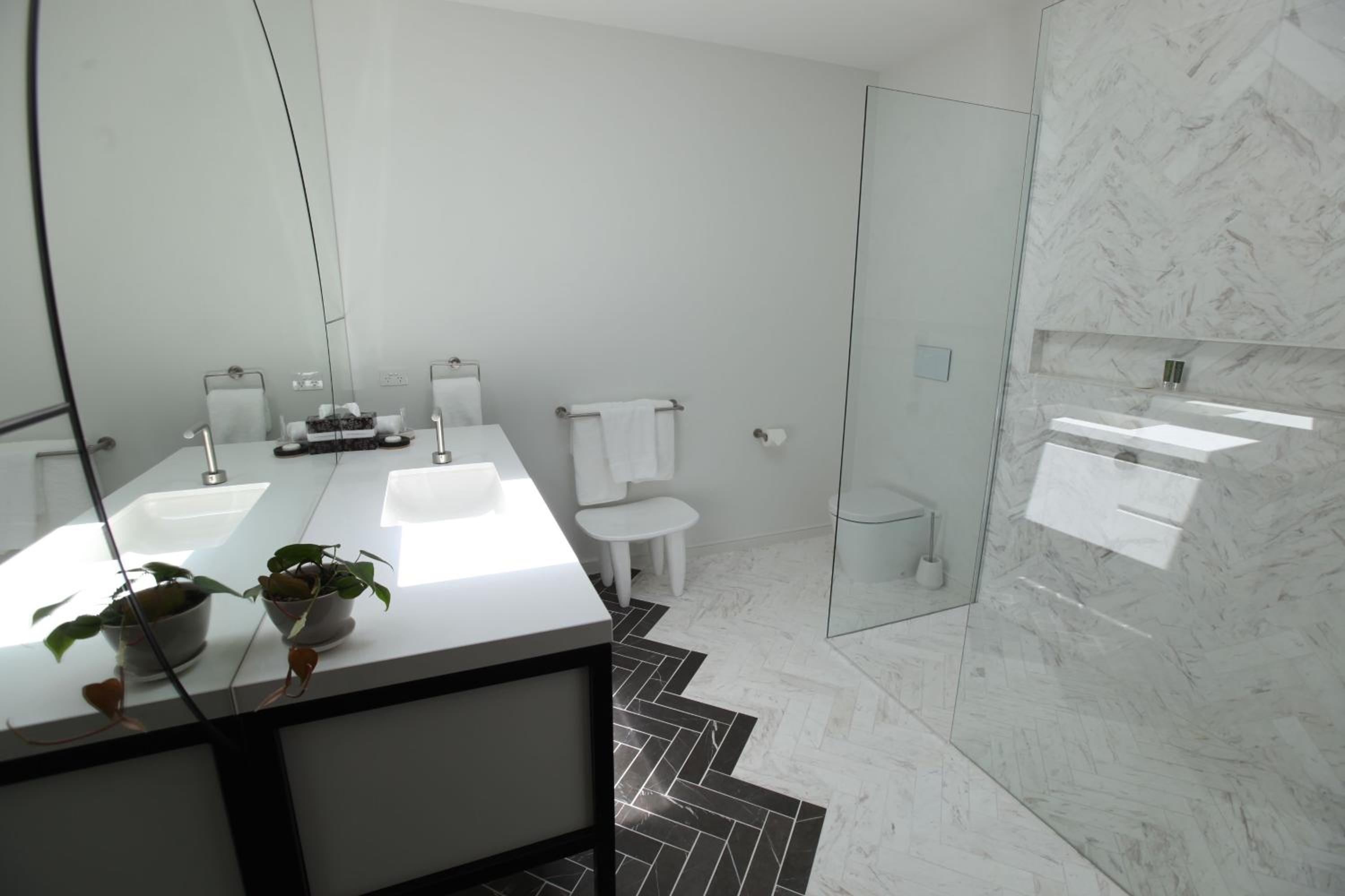 Three-Bedroom Penthouse Apartment - Photo 7
