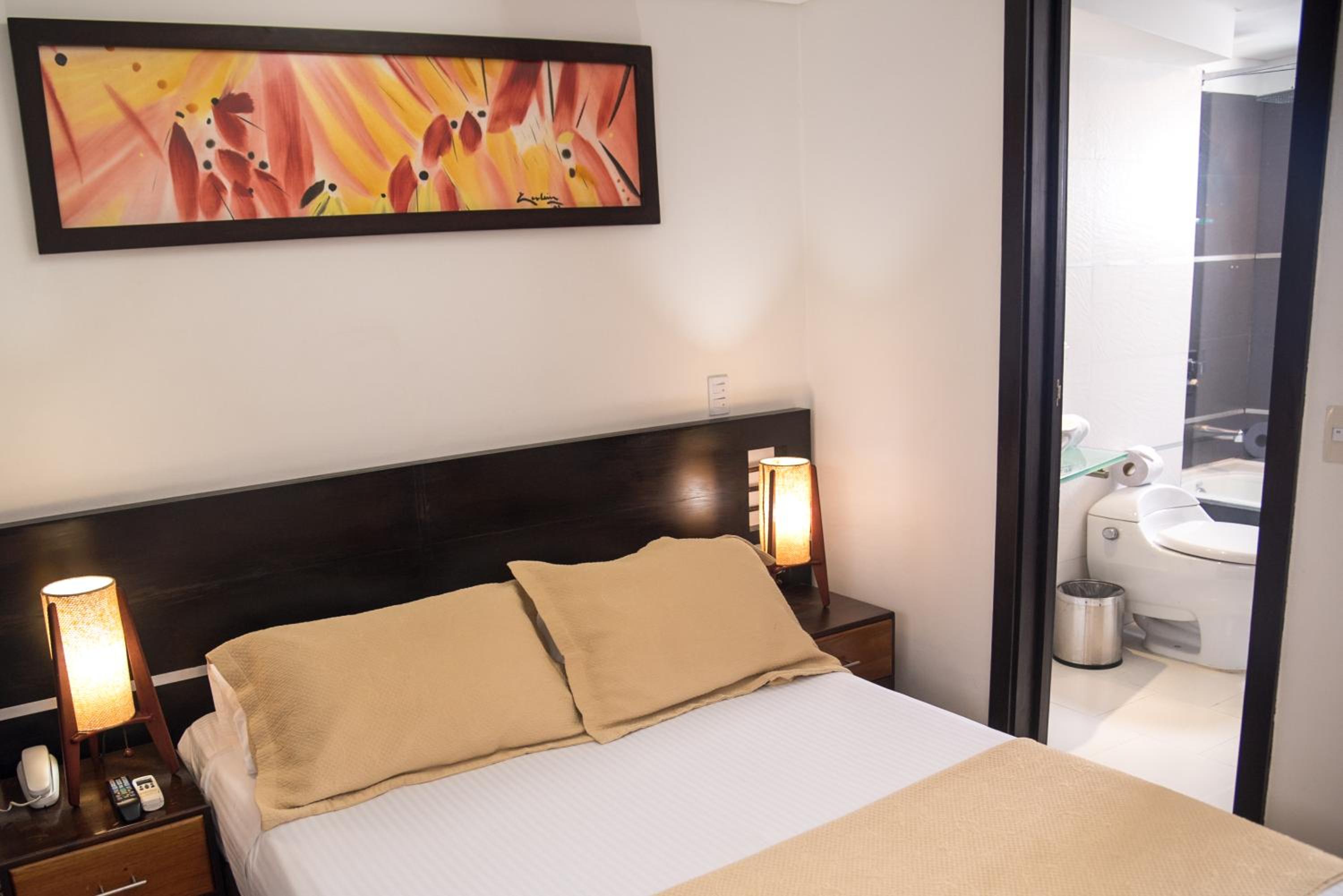 Standard Double Room - King Size bed photo 3