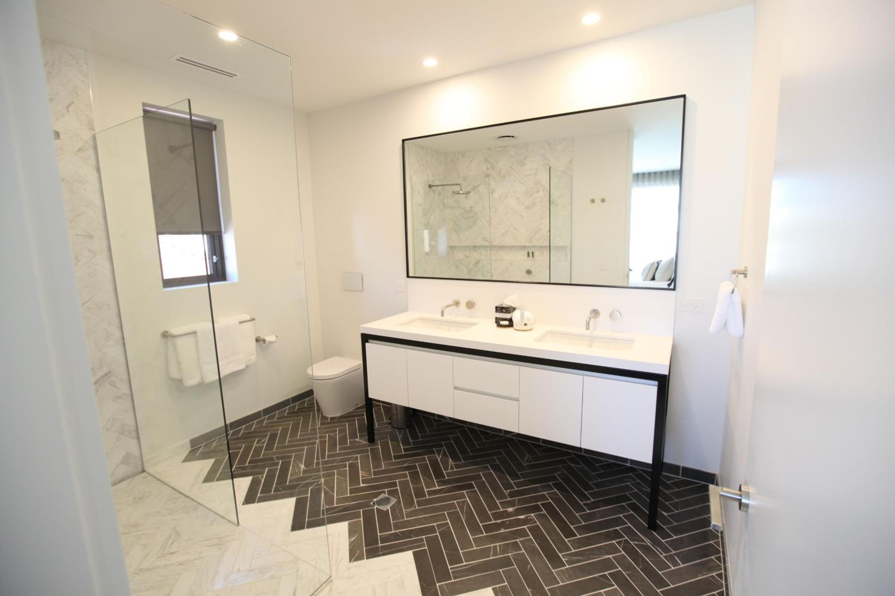 Three-Bedroom Penthouse Apartment - Photo 8