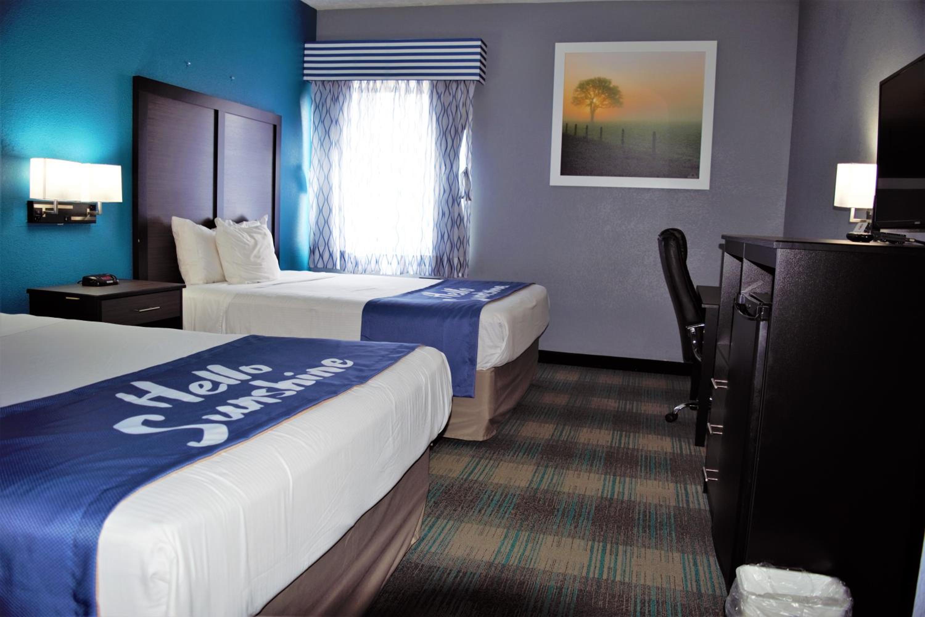 Queen Room with Two Queen Beds - Smoking - Photo 3