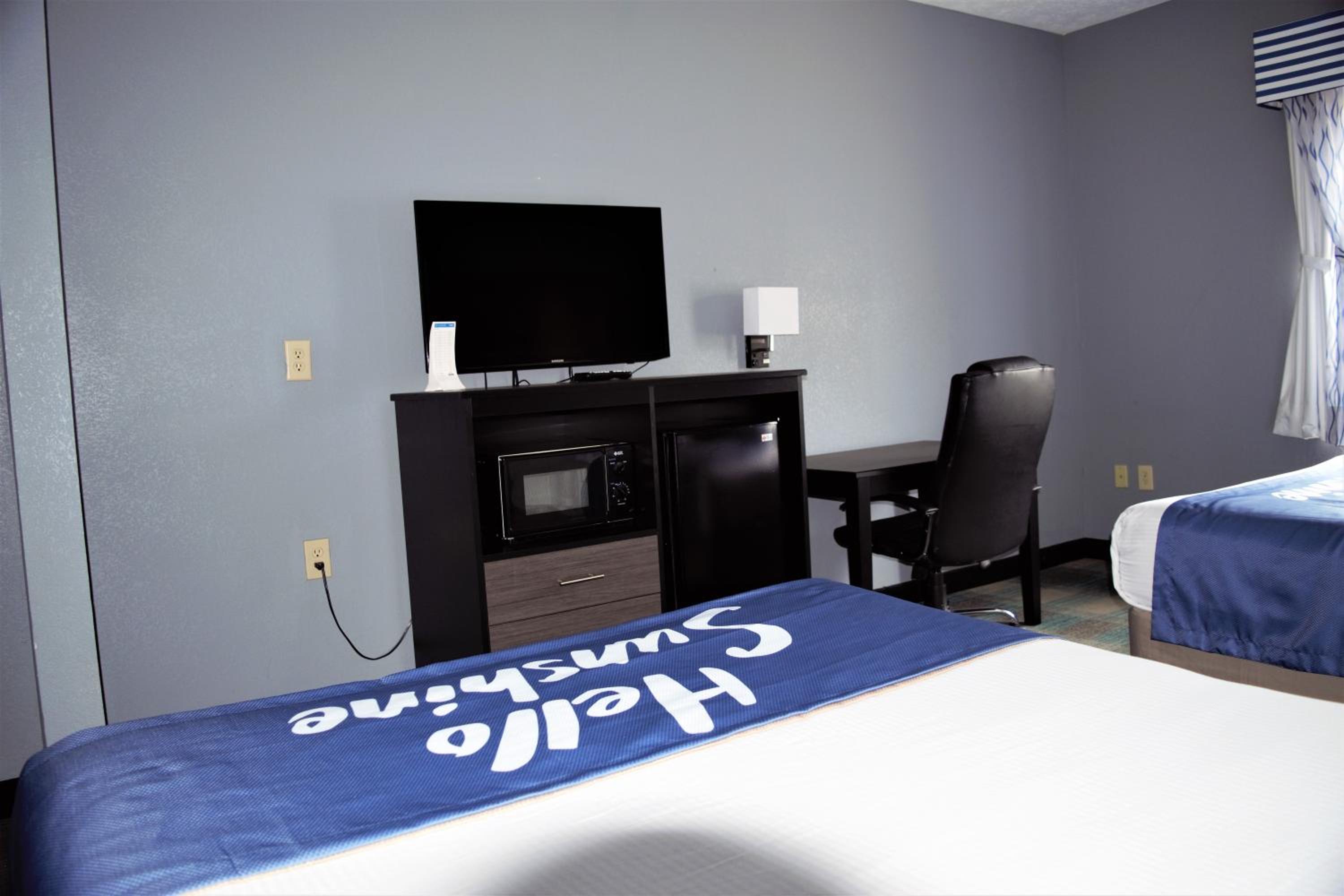 Queen Room with Two Queen Beds - Smoking - Photo 1