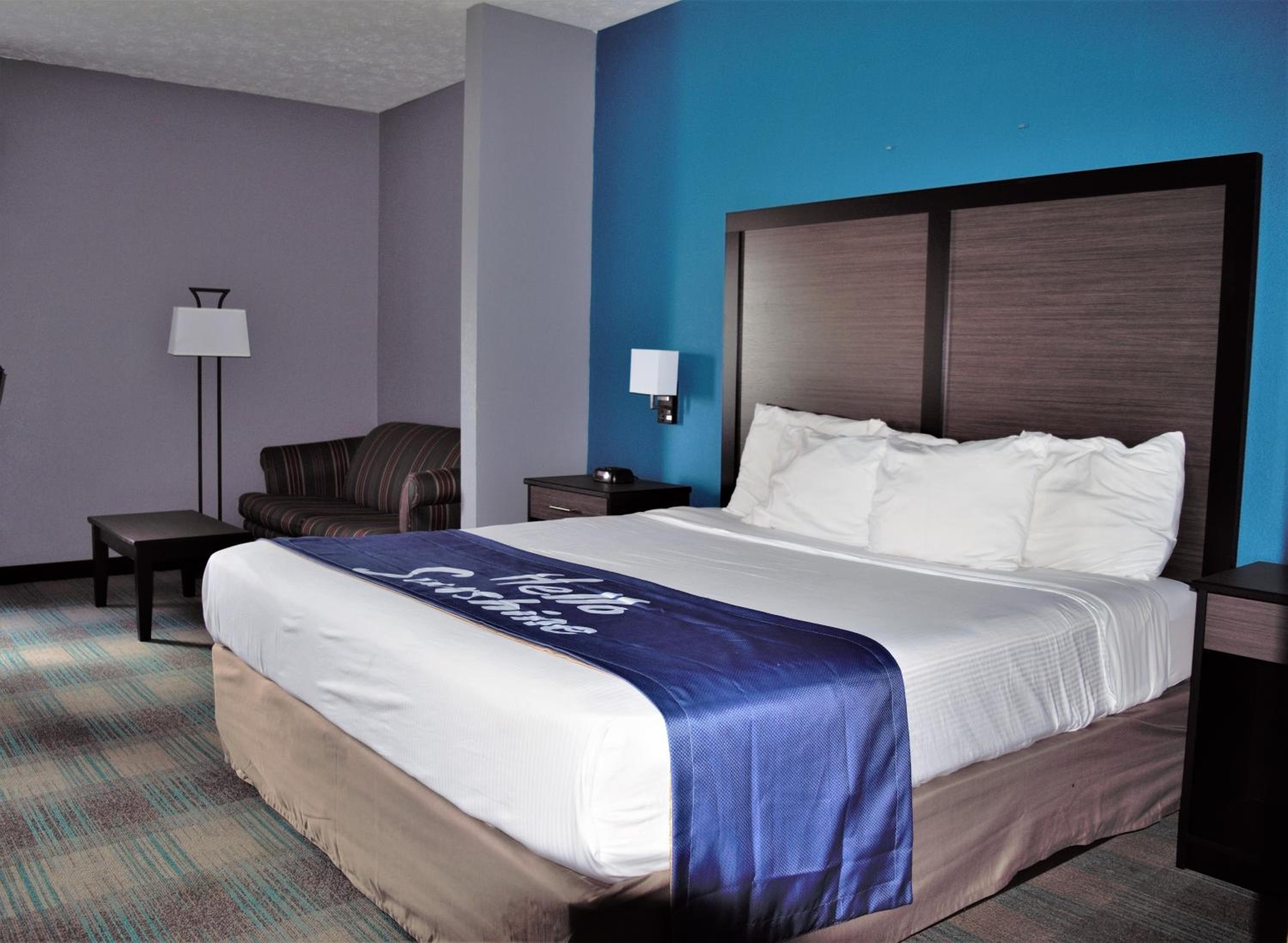 King Suite -  Non-Smoking - Photo 3