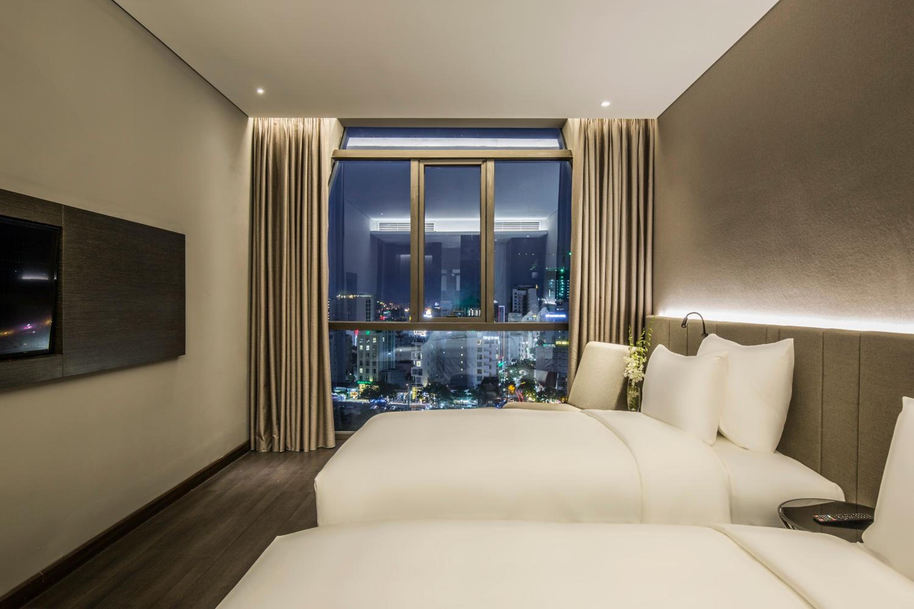 Deluxe Twin Room with Partial Sea View - Photo 1