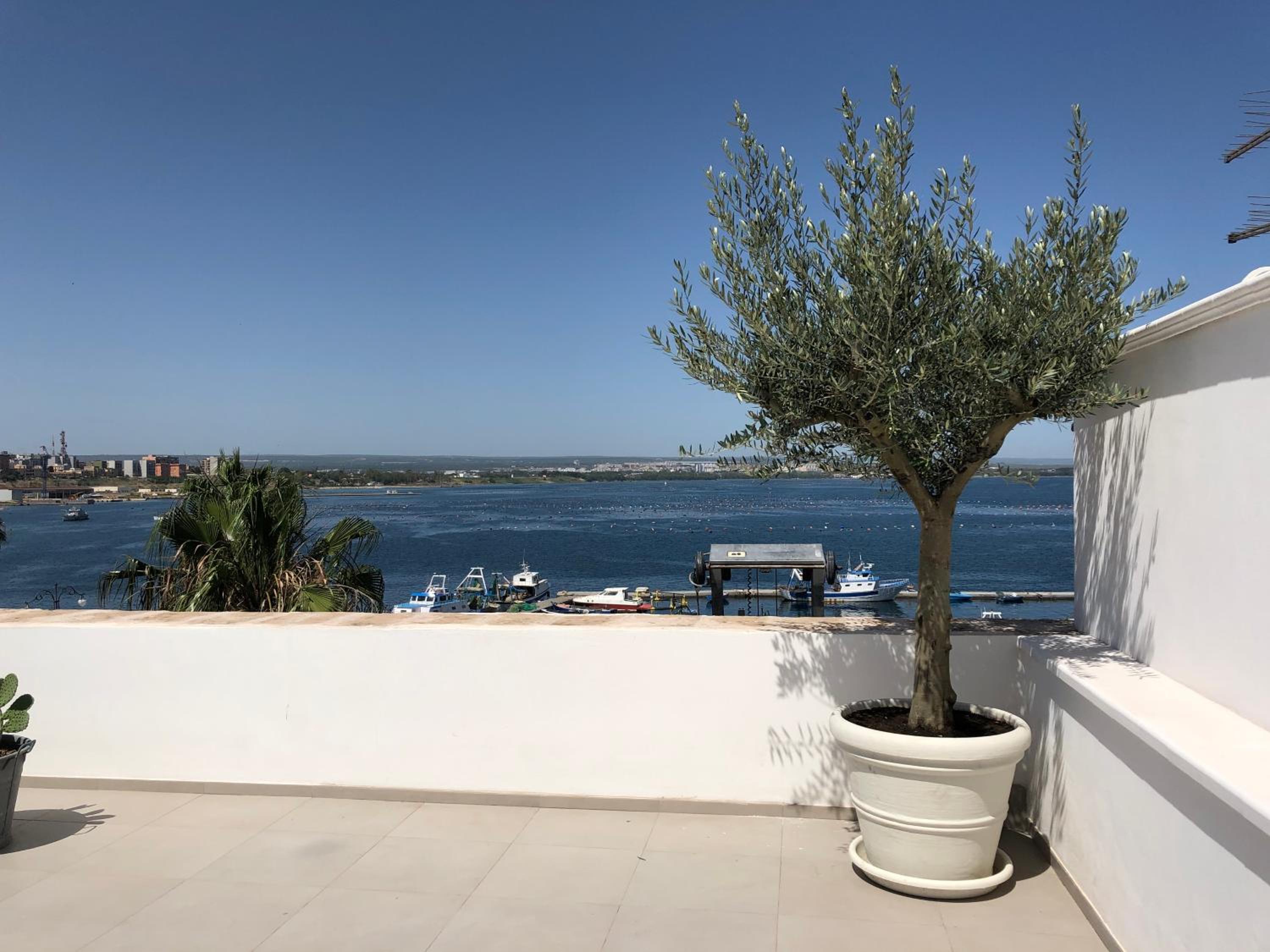 Deluxe Suite with Sea View - Photo 20