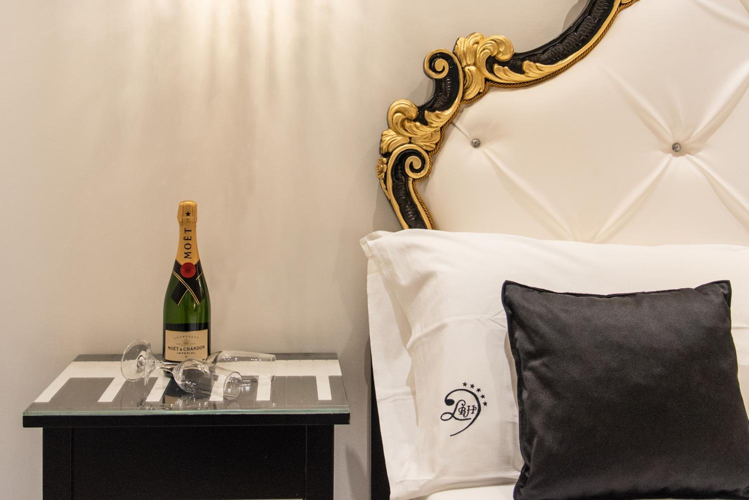 Deluxe Suite with Spa Bath - Photo 10