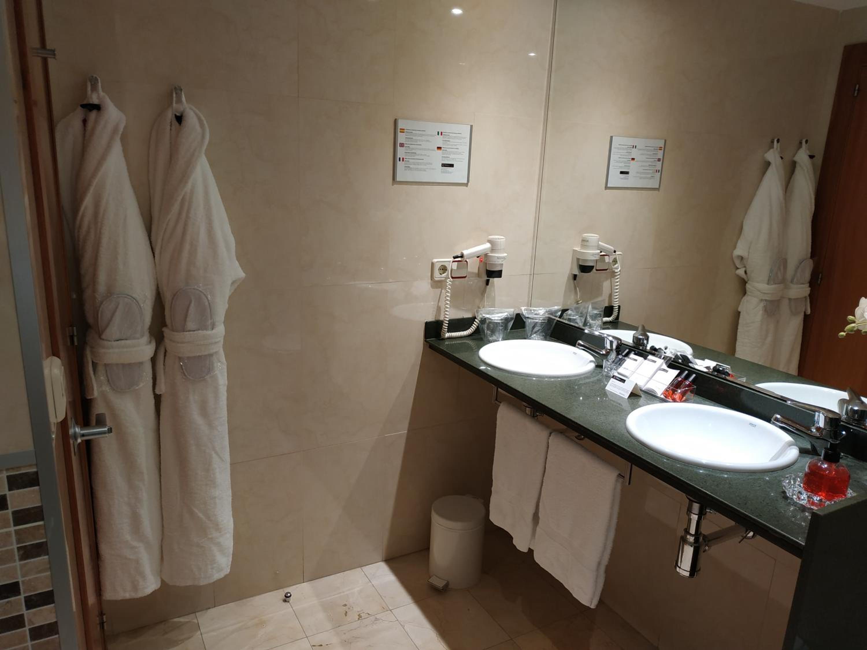 Deluxe Room (2 Adults) photo 3