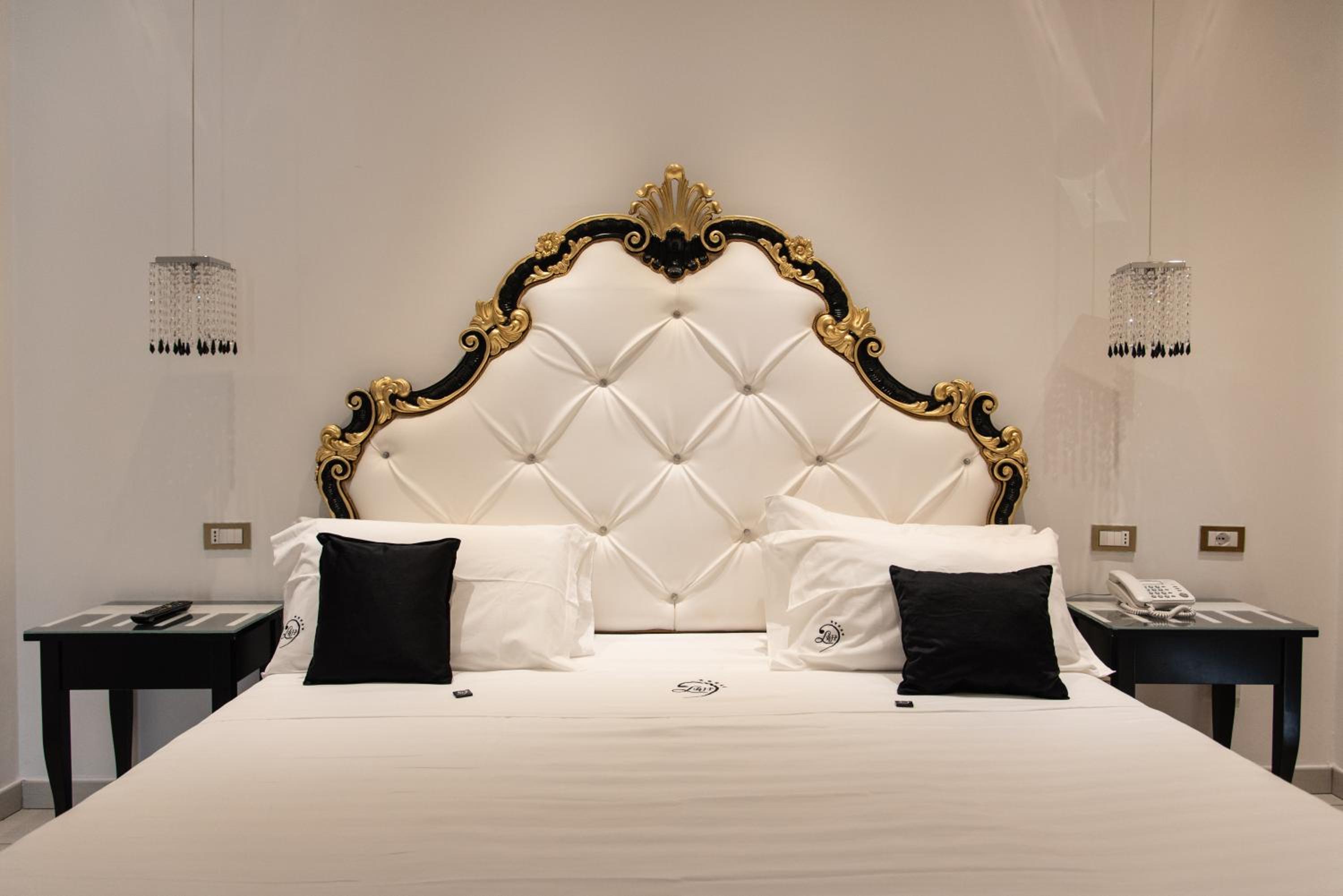 Deluxe Suite with Spa Bath - Photo 7