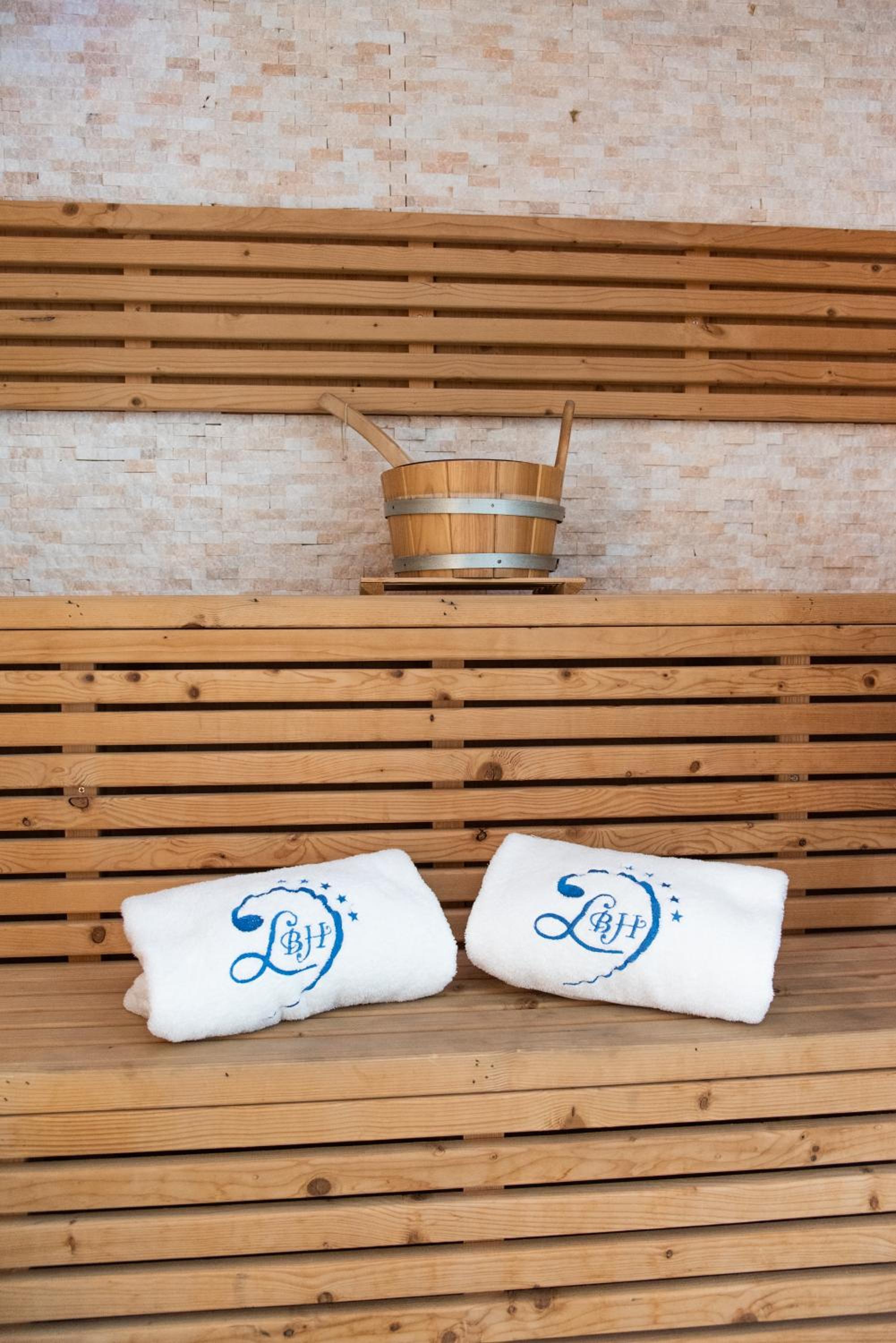 Deluxe Suite with Spa Bath - Photo 17