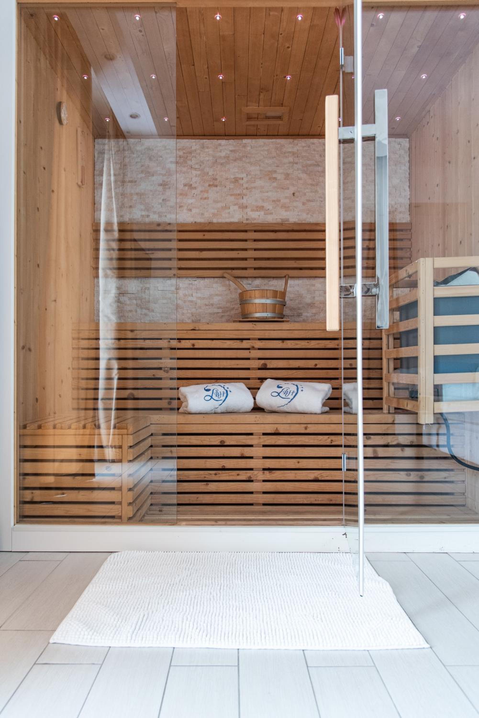 Deluxe Suite with Spa Bath - Photo 9