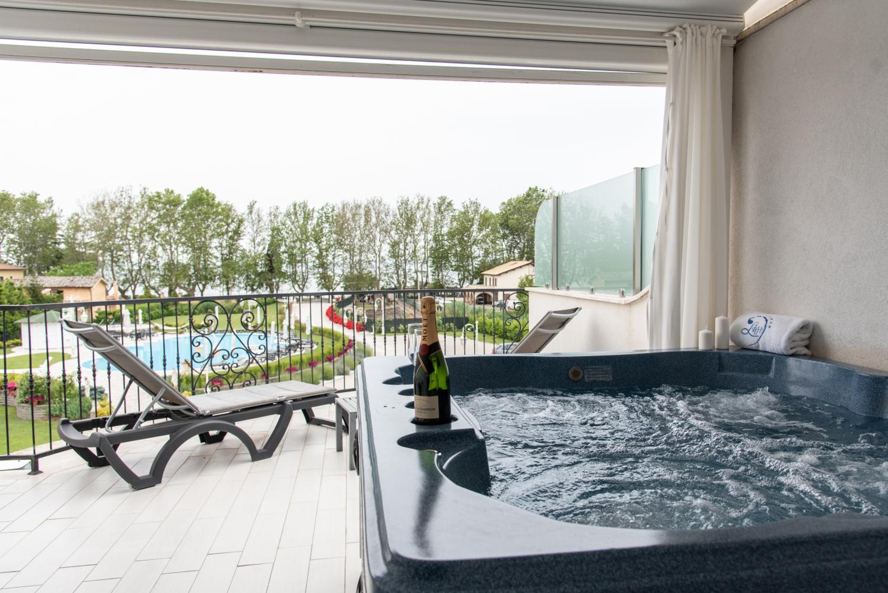 Deluxe Suite with Spa Bath - Photo 35