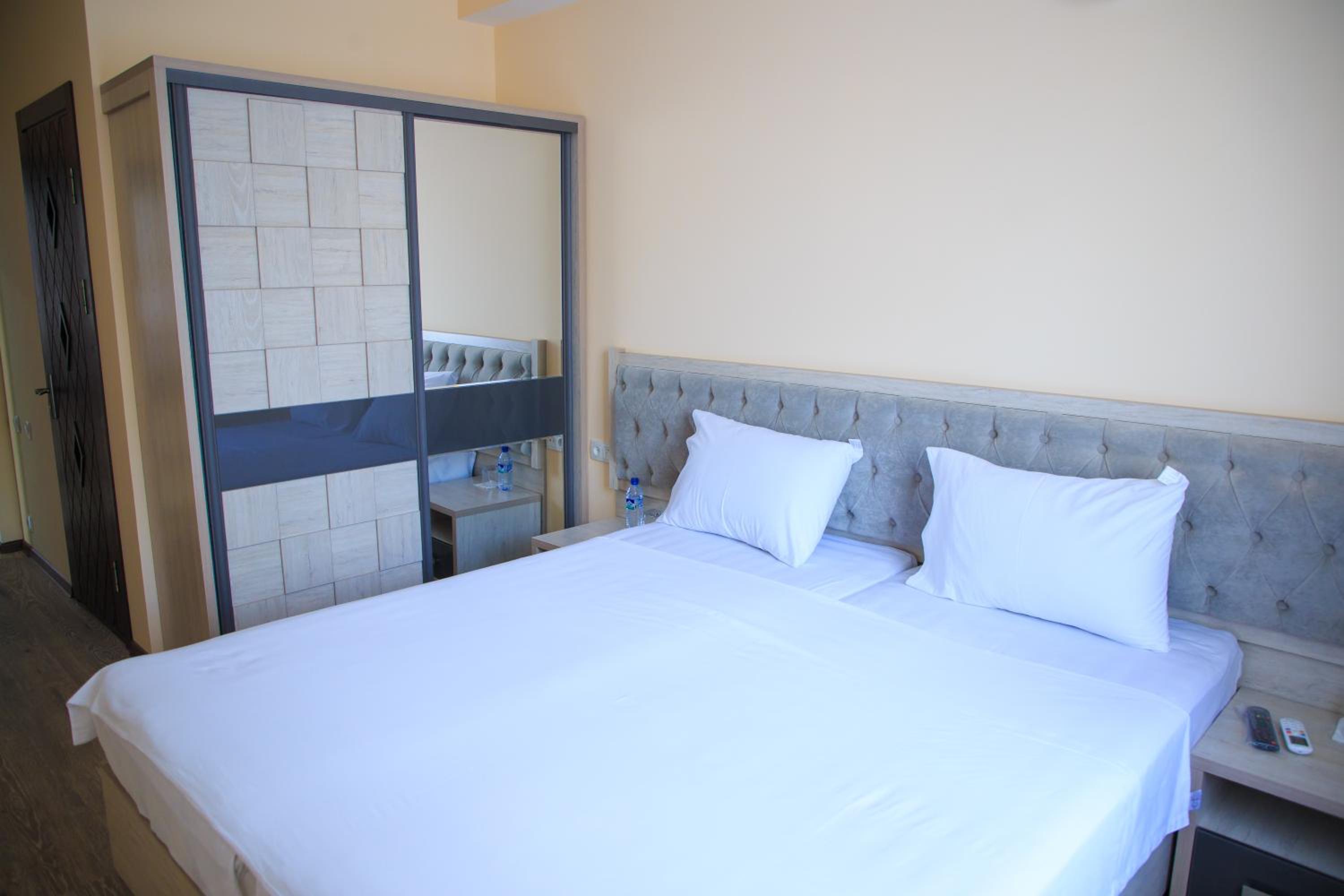 Standard Twin Room - Photo 4