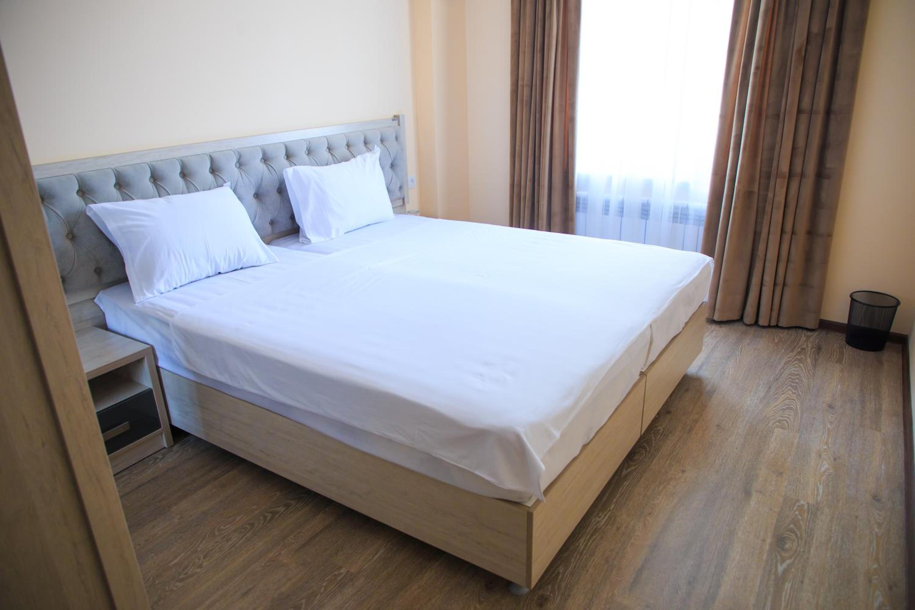 Standard Twin Room - Photo 3
