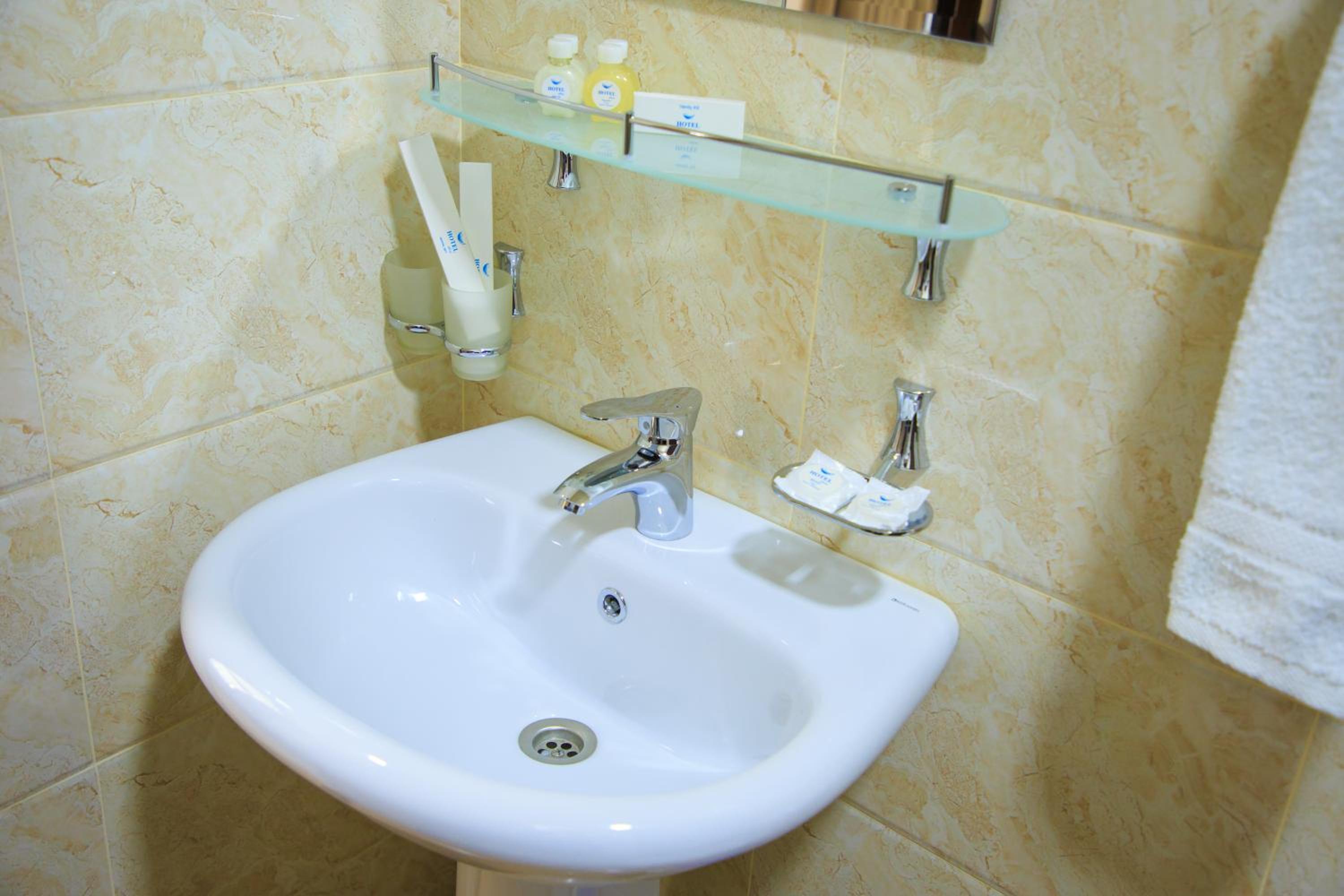 Standard Twin Room - Photo 2