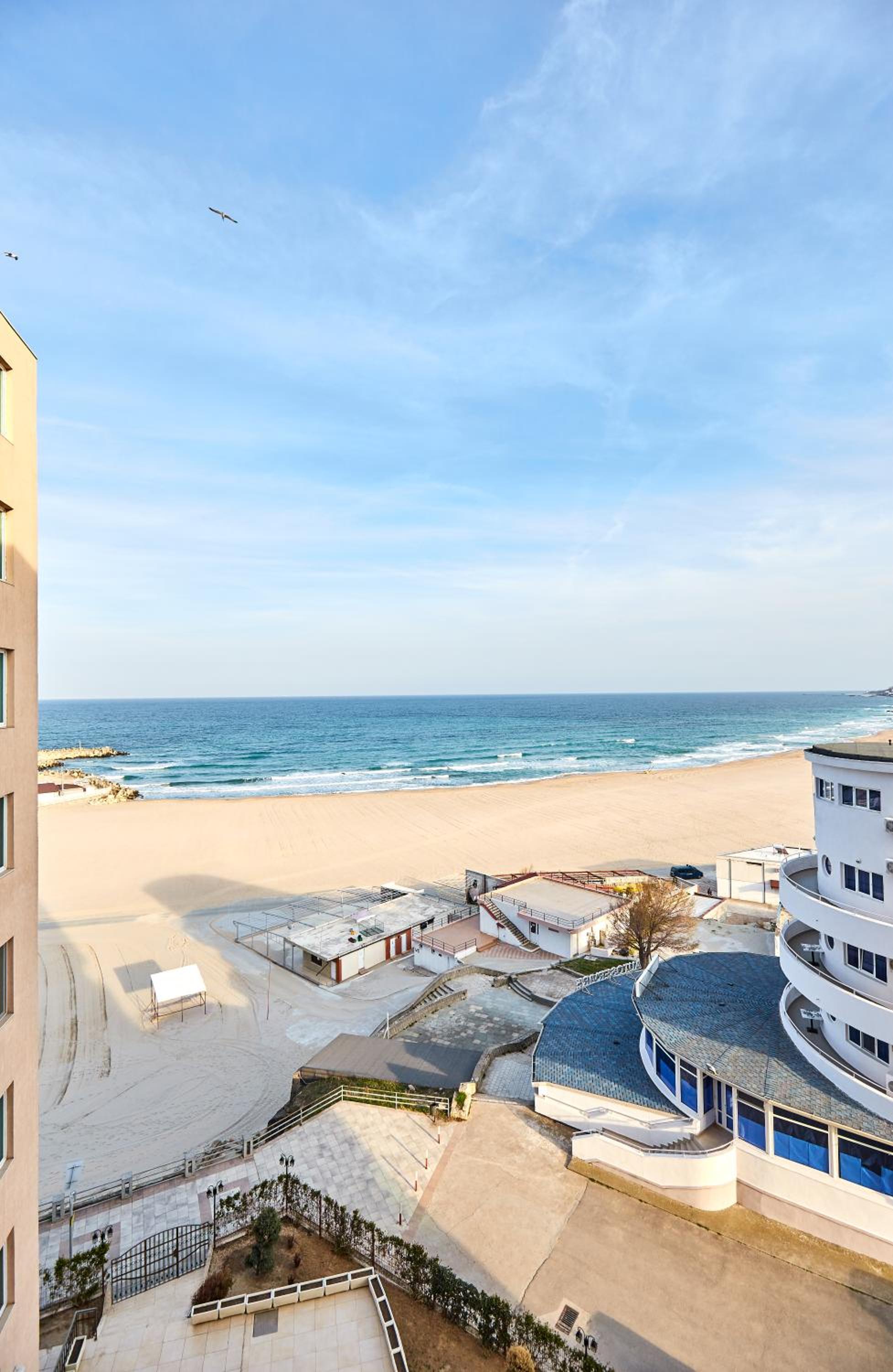 Two-Bedroom Apartment with Sea View - Photo 3