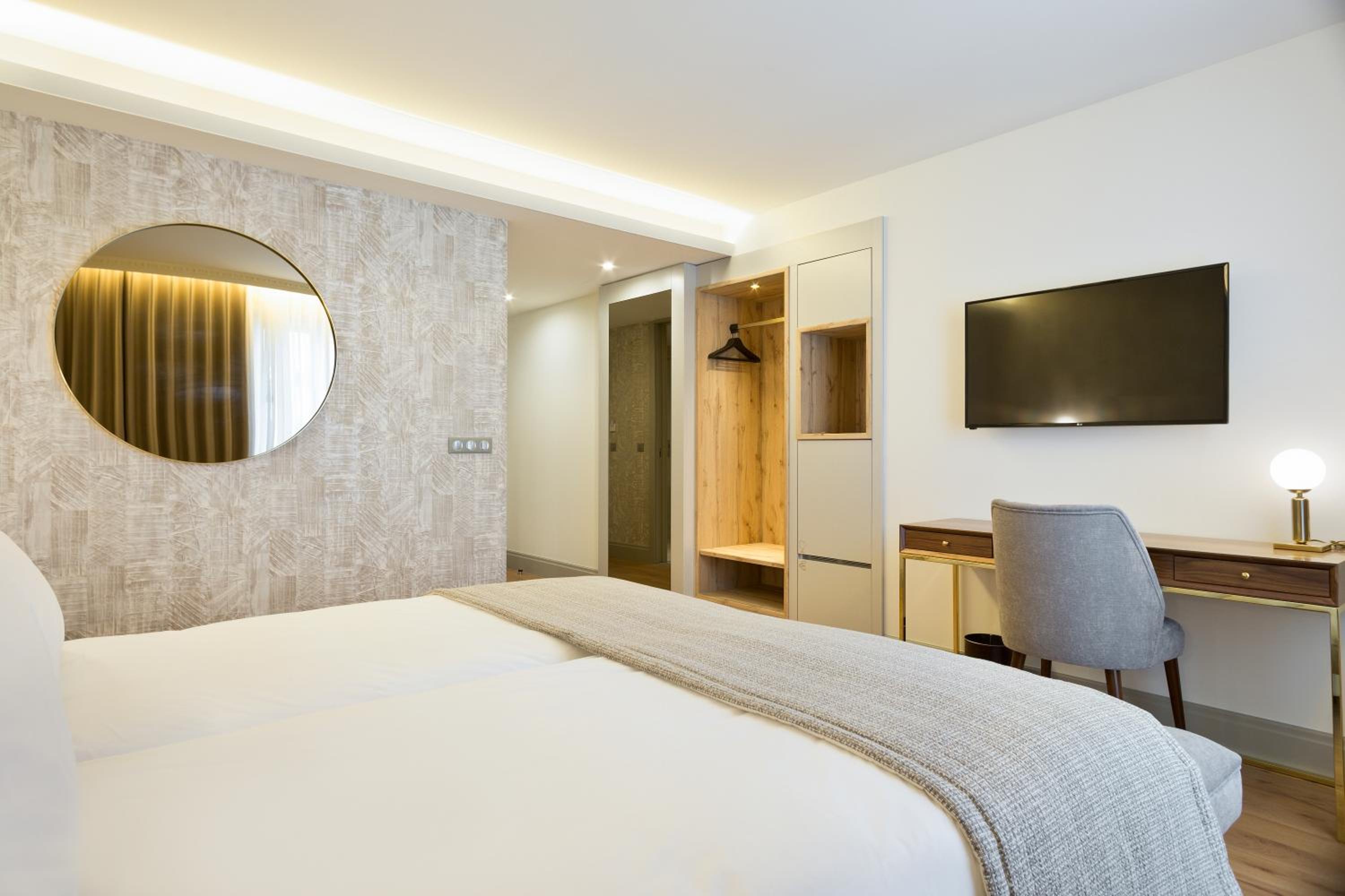 Standard Double Room - Photo 12