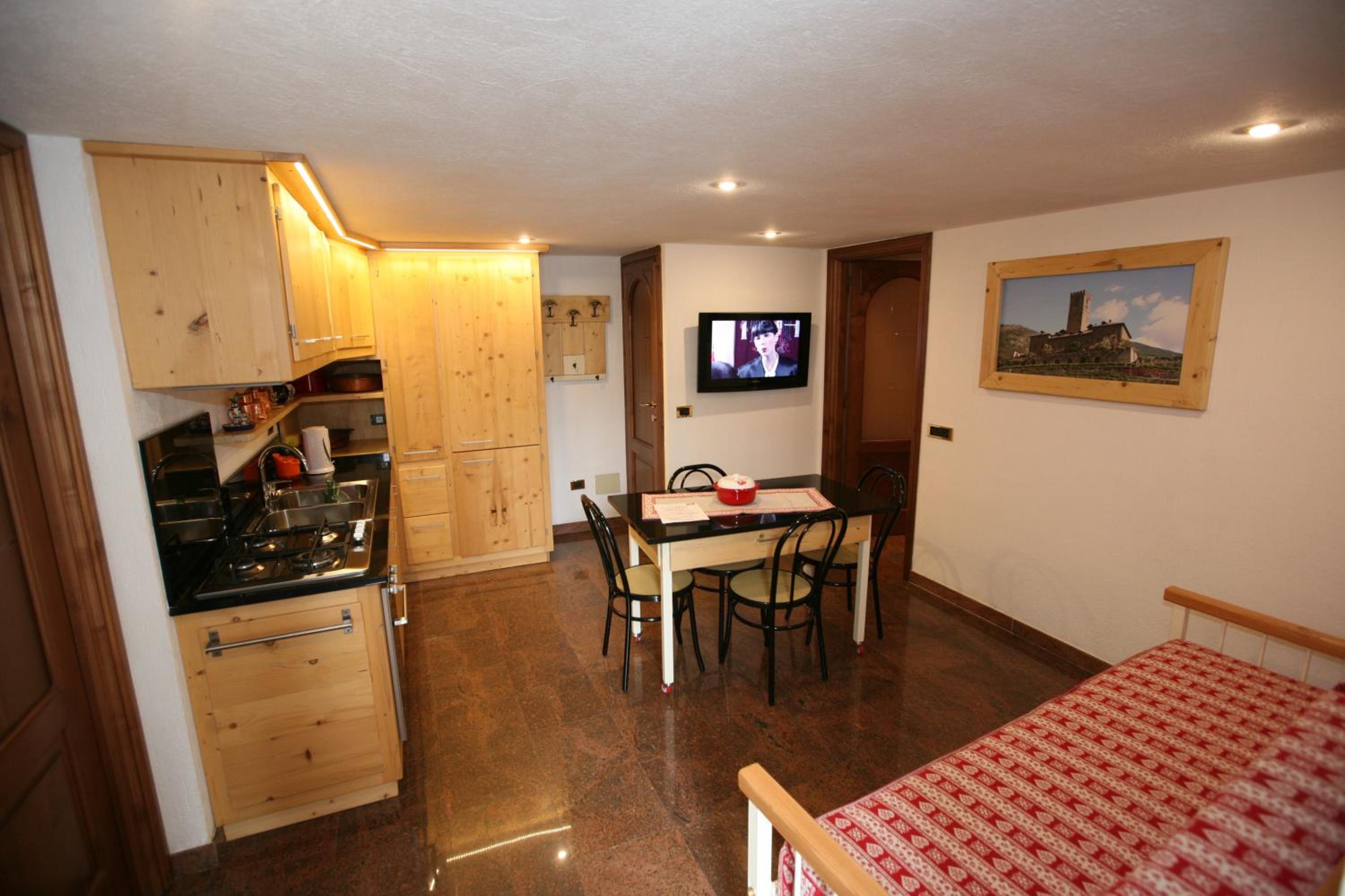 One-Bedroom Apartment - Photo 4