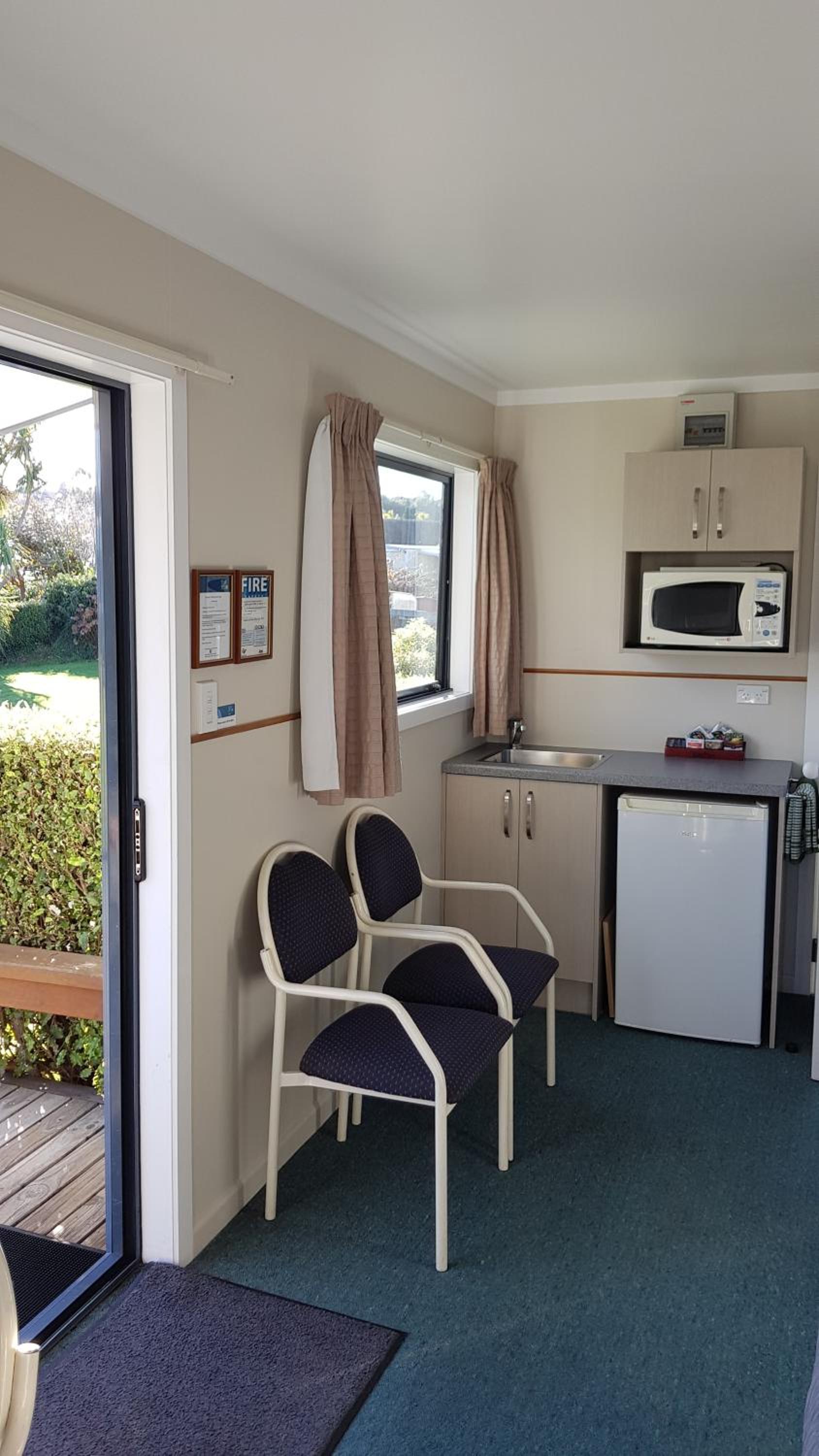 Standard Room with Private Bathroom - Photo 4