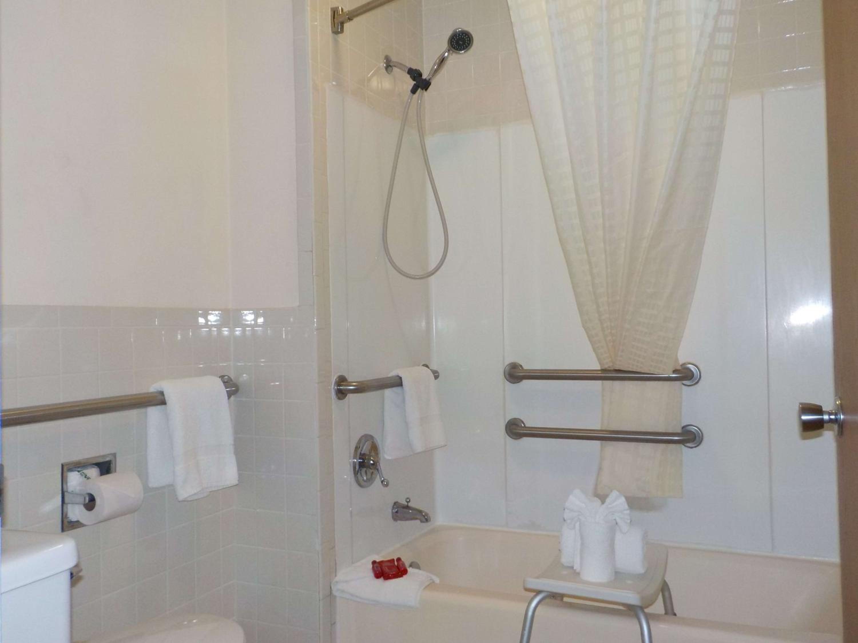 Queen Room with Two Queen Beds - Disability Access - Photo 7
