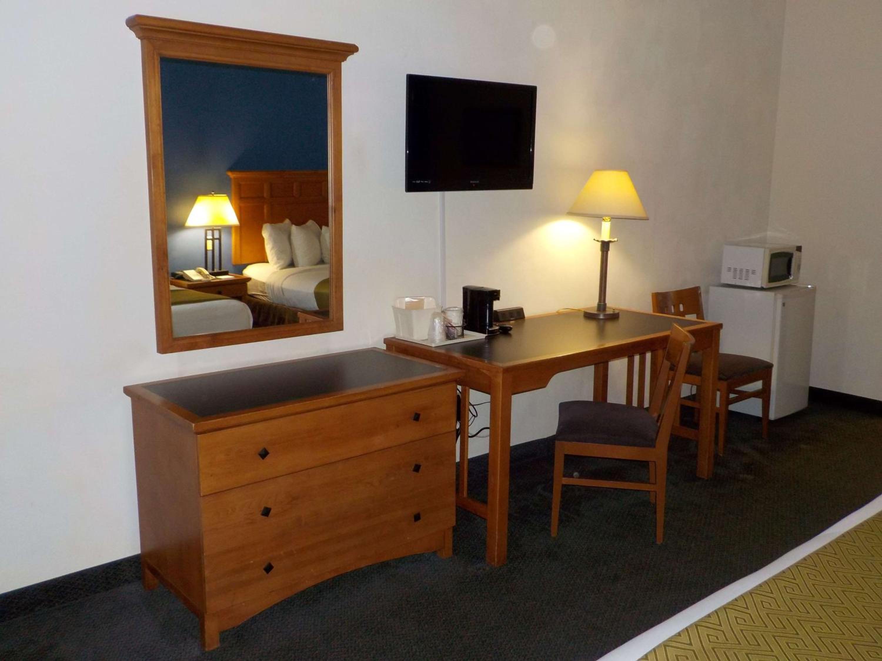 Queen Room with Two Queen Beds - Smoking - Photo 2