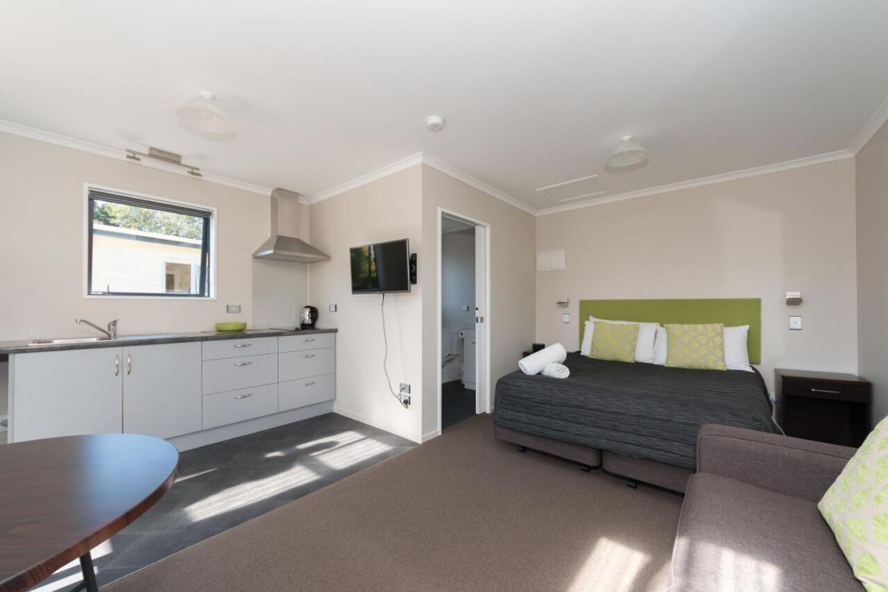 Studio Apartment - Photo 1