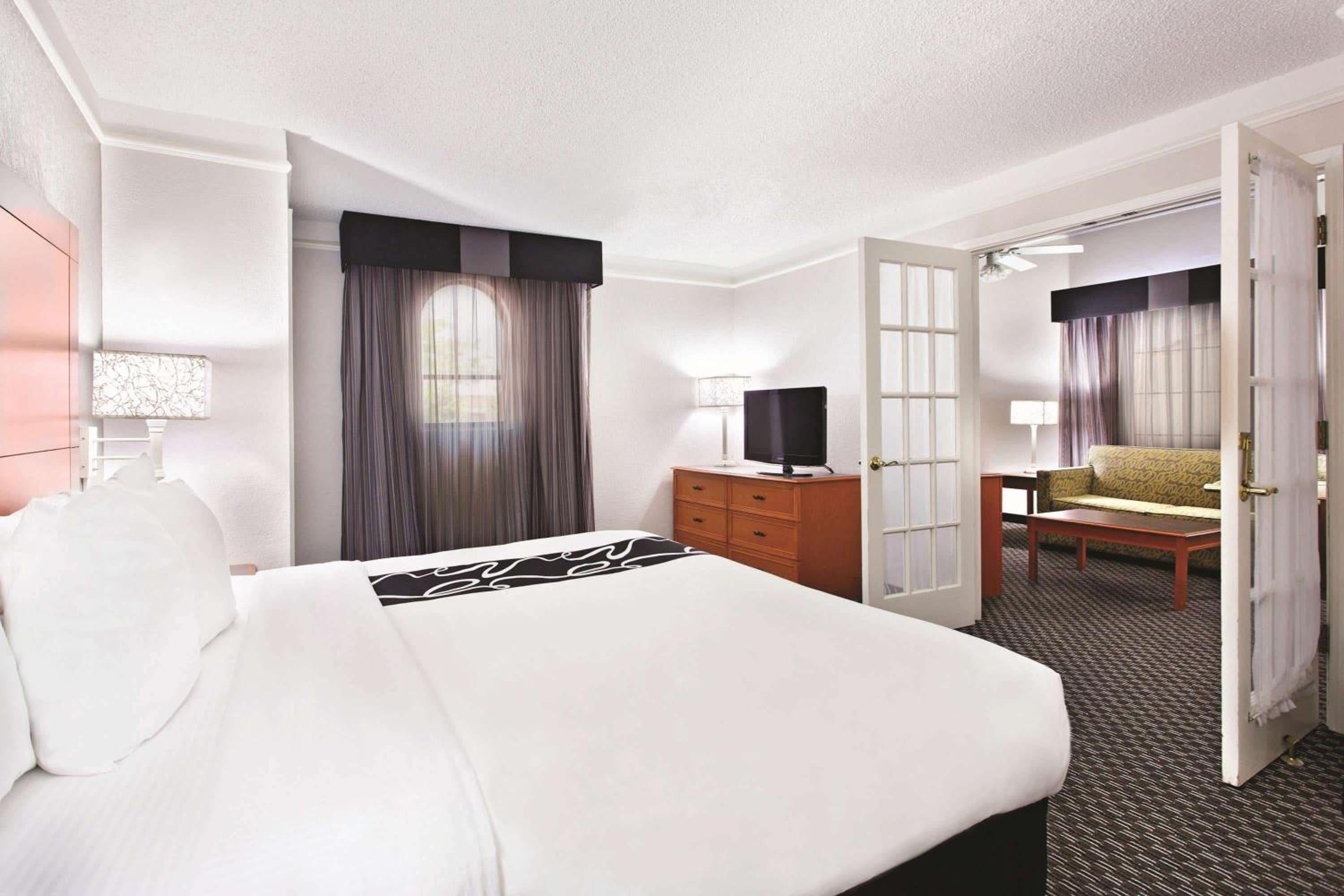 King Suite - Non-Smoking - Photo 8