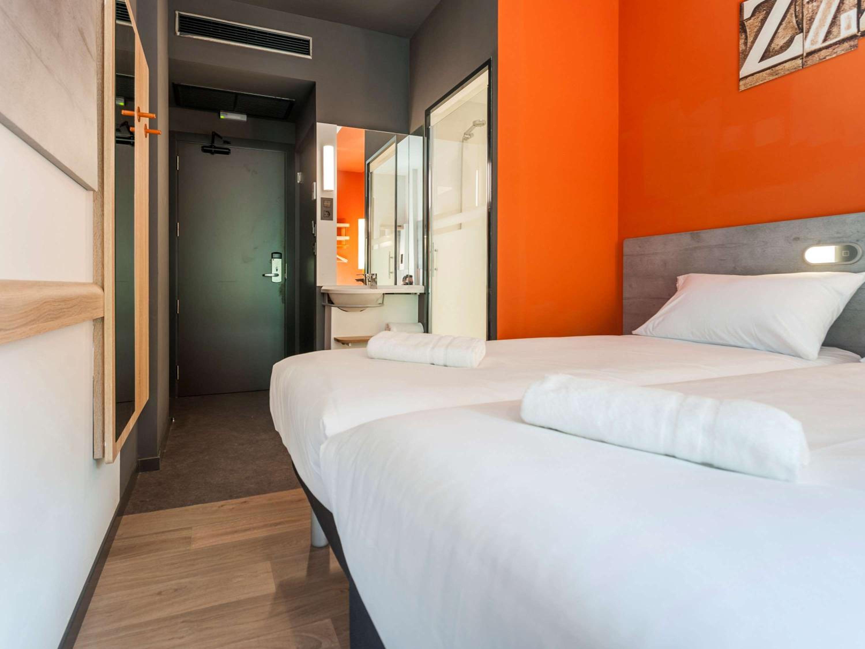 Standard  Twin Room - Photo 2