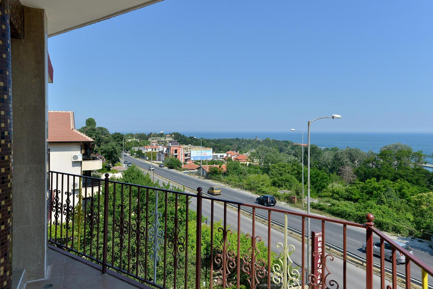 Deluxe Apartment with Balcony - Photo 3