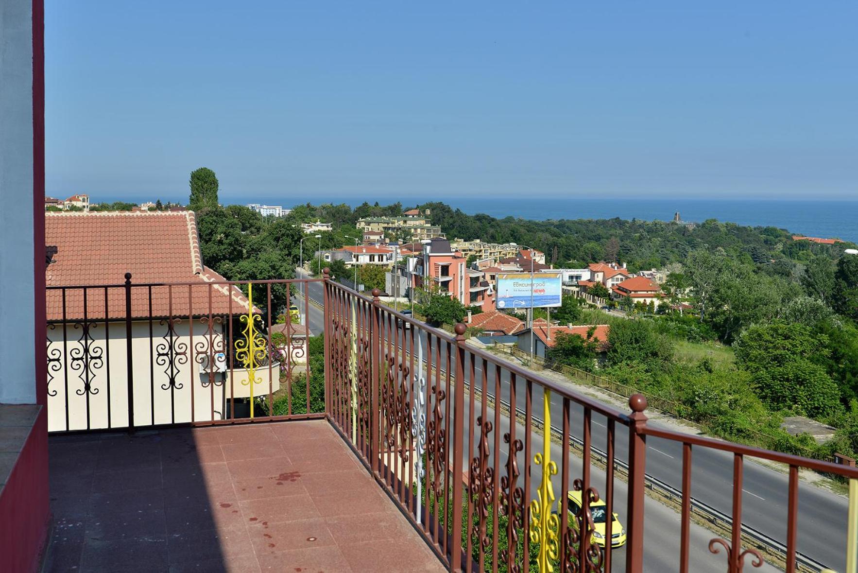 Studio with Balcony - Photo 6