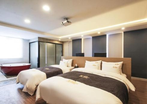 Deluxe Family Room