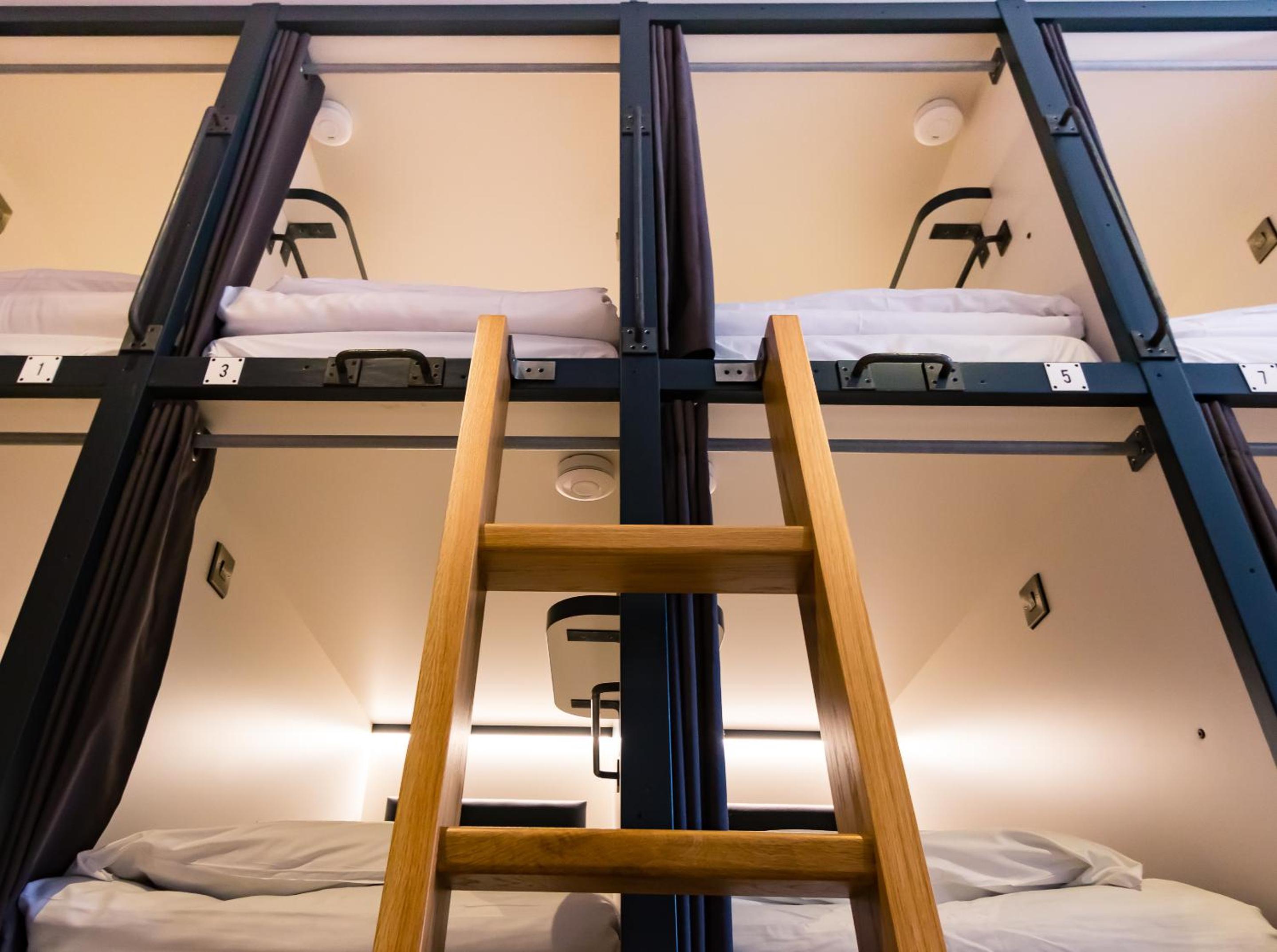 6-Pod Private Room