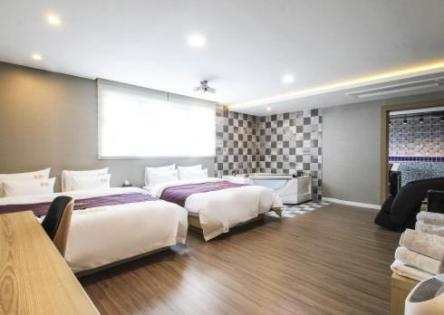 Suite with Private Pool