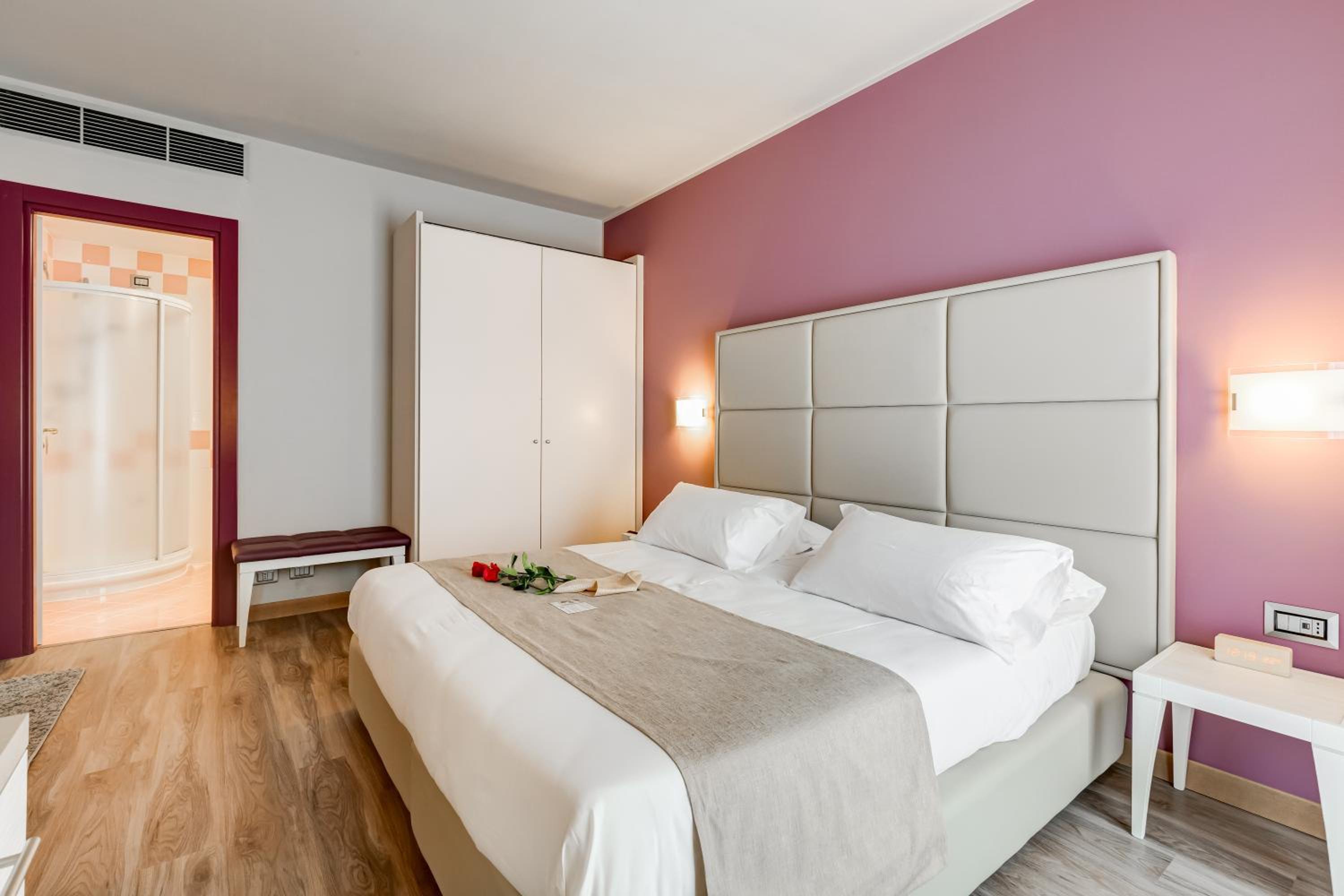 Standard King Room - Photo 9